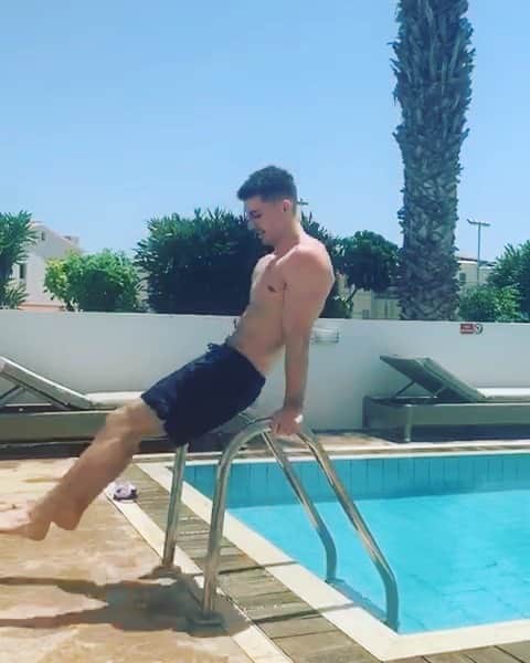マックス・ウィットロックのインスタグラム：「A gymnast abroad! I did 50 circles for conditioning after this. You can always find ways to train wherever you are 💪👍 . #gymnastics #gymnast #training #fitness #fitnessmotivation #healthylifestyle #healthandfitness #gym #gymmotivation #gymtime #fitnessfun」