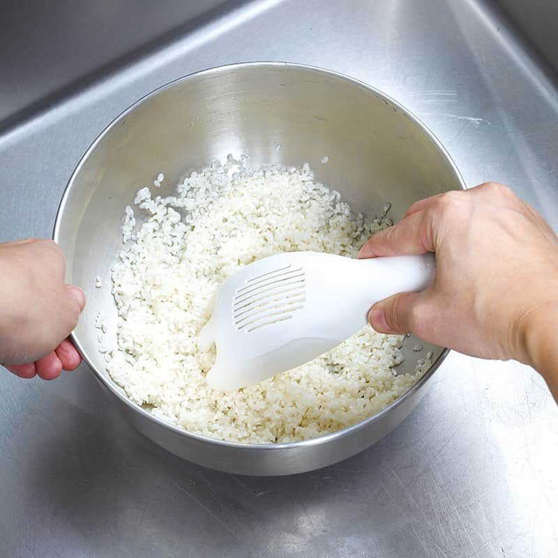 マーナ（おさかなスポンジ、立つしゃもじ、落としブタ）さんのインスタグラム写真 - (マーナ（おさかなスポンジ、立つしゃもじ、落としブタ）Instagram)「お米のプロと開発した、お米とお釜にやさしい手とぎ感覚のお米とぎ#極お米とぎ ✨先端の部分がやわらかい素材で出来ており、お米をやさしく研げます😌とぎ水を捨てるとき、毎回、お米がこぼれていましたが、これを使うとお米をしっかりキャッチしてくれるので、一粒も無駄にせずにとげます🍚 ** designer @yurip_marna ** #極 #米とぎ #お米とぎ #とぐ #手とぎ #感覚 #米 #お米 #ご飯 #ごはん #プロ #お米のプロ #全米販 #お米マイスター #炊飯器 #水切り #こだわり #新生活 #１人暮らし #暮らし #暮らしを楽しむ #料理 #おうちごはん #キッチングッズ #便利 #ネイル #マーナ #marna #rice」5月17日 17時23分 - marna_inc