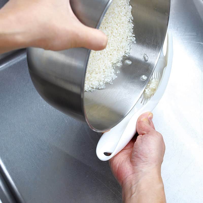 マーナ（おさかなスポンジ、立つしゃもじ、落としブタ）さんのインスタグラム写真 - (マーナ（おさかなスポンジ、立つしゃもじ、落としブタ）Instagram)「お米のプロと開発した、お米とお釜にやさしい手とぎ感覚のお米とぎ#極お米とぎ ✨先端の部分がやわらかい素材で出来ており、お米をやさしく研げます😌とぎ水を捨てるとき、毎回、お米がこぼれていましたが、これを使うとお米をしっかりキャッチしてくれるので、一粒も無駄にせずにとげます🍚 ** designer @yurip_marna ** #極 #米とぎ #お米とぎ #とぐ #手とぎ #感覚 #米 #お米 #ご飯 #ごはん #プロ #お米のプロ #全米販 #お米マイスター #炊飯器 #水切り #こだわり #新生活 #１人暮らし #暮らし #暮らしを楽しむ #料理 #おうちごはん #キッチングッズ #便利 #ネイル #マーナ #marna #rice」5月17日 17時23分 - marna_inc