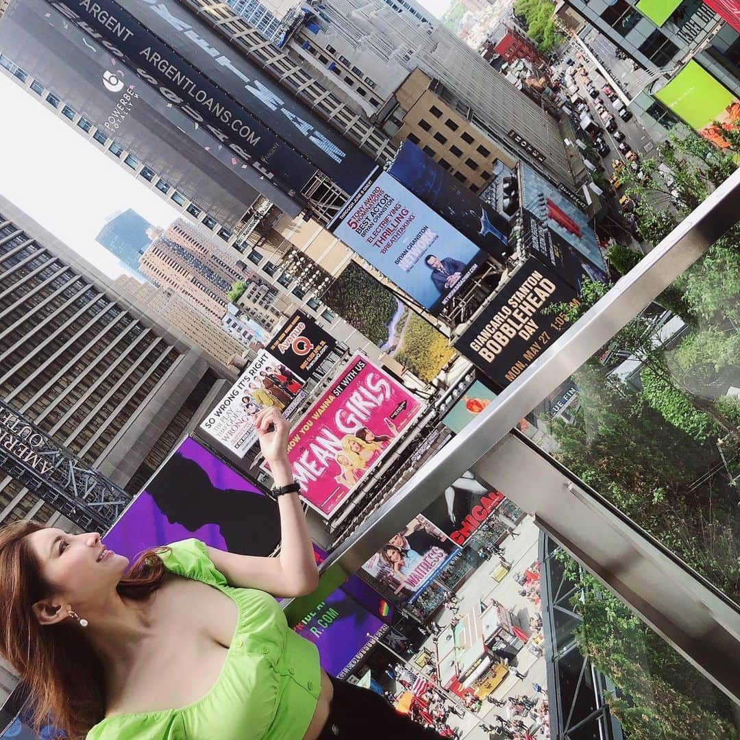 亜里沙さんのインスタグラム写真 - (亜里沙Instagram)「🗽💚🗽 時差ボケとミッドタウン周り高いビルが多くて、 疲れちゃいました笑笑 留学してた時はチェルシー地区に住んでいたんだけど、 やっぱりダウンタウンの方が街並みが可愛くて好きだなぁ😀❤︎ #alisa_in_newyork #newyork #timessquare」5月17日 17時26分 - alisa_0302