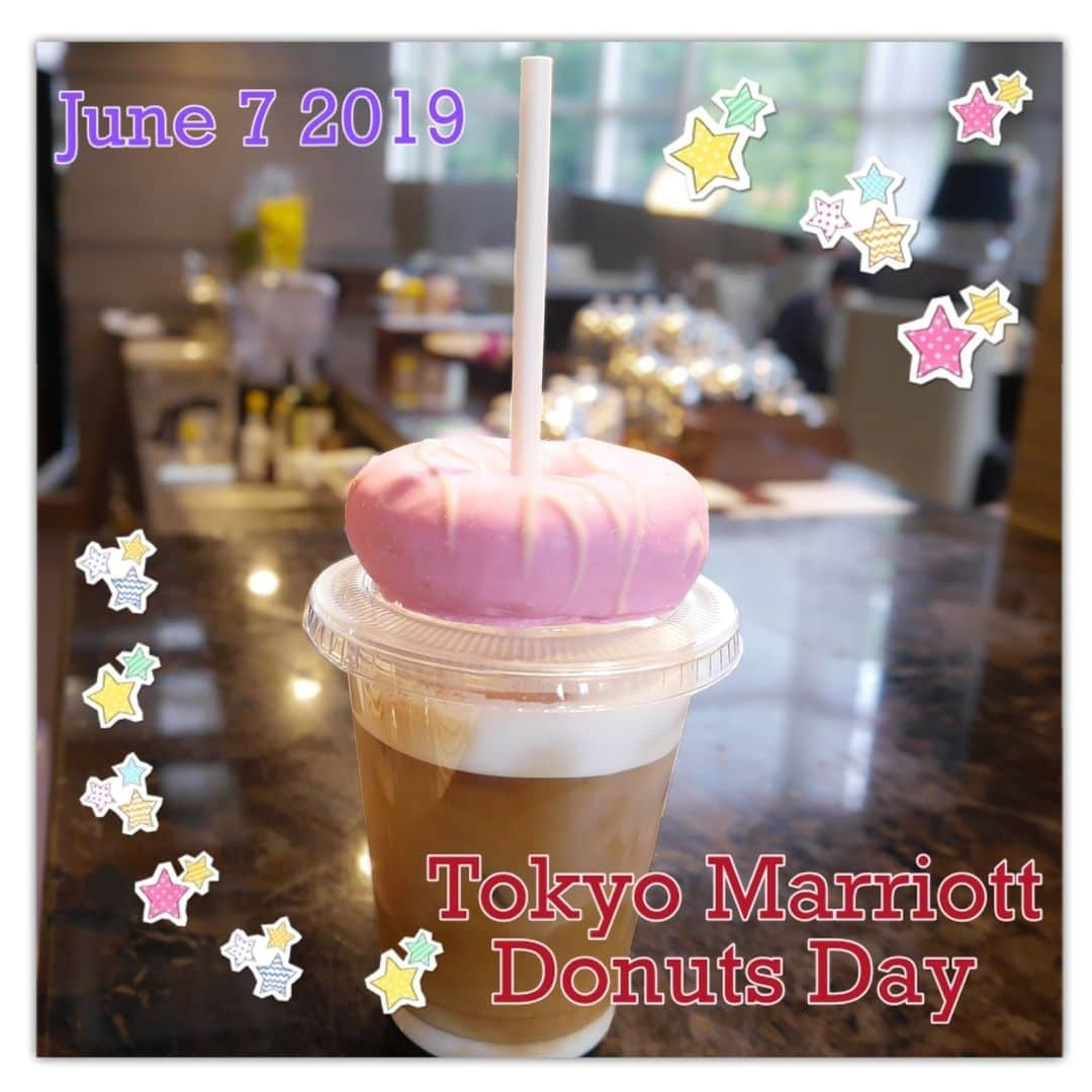 東京マリオットホテルさんのインスタグラム写真 - (東京マリオットホテルInstagram)「June 7th is #nationaldonutday ! Buy 1 takeaway drink and get 1 donut at Tokyo Marriott🍩  6月第1金曜日はナショナル・ドーナツデー！✨ ペストリー&ベーカリー GGCo.にてテイクアウトドリンクをご購入いただいたお客様に先着でかわいらしいドーナツ3種のなかからお好きな1つをプレゼント🎁  1日限りの特別な「ドーナツデー」をお楽しみください😉  #tokyomarriott #東京マリオットホテル #marriotthotels #travelbrilliantly #marriottbonvoymoments #ナショナルドーナツデー #ドーナツデー #donut #donuts #doughnuts #sweets #ドーナツ #ドーナッツ #スイーツ #スイーツ部 #品川 #tokyo #shinagawa #tokyosweets #東京スイーツ #sweetstagram #donuts🍩 #doughnuts🍩」5月17日 17時29分 - tokyomarriott