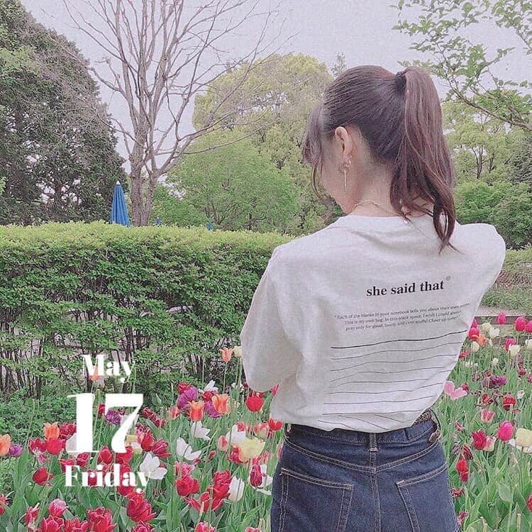 のインスタグラム：「#shesaidthat﻿ ﻿ 大人気ロゴT﻿ 後ろのプリントがとてつもなく可愛い😢﻿ ﻿﻿ #snowcam #snowアプリ #instagood #l4l﻿﻿ #5月 #maymood #tシャツ #ロゴt #今日のコーデ #ootd #tシャツコーデ #白t #今日のファッション #他撮り #お洒落さんと繋がりたい #ニコアンド #チューリップ」