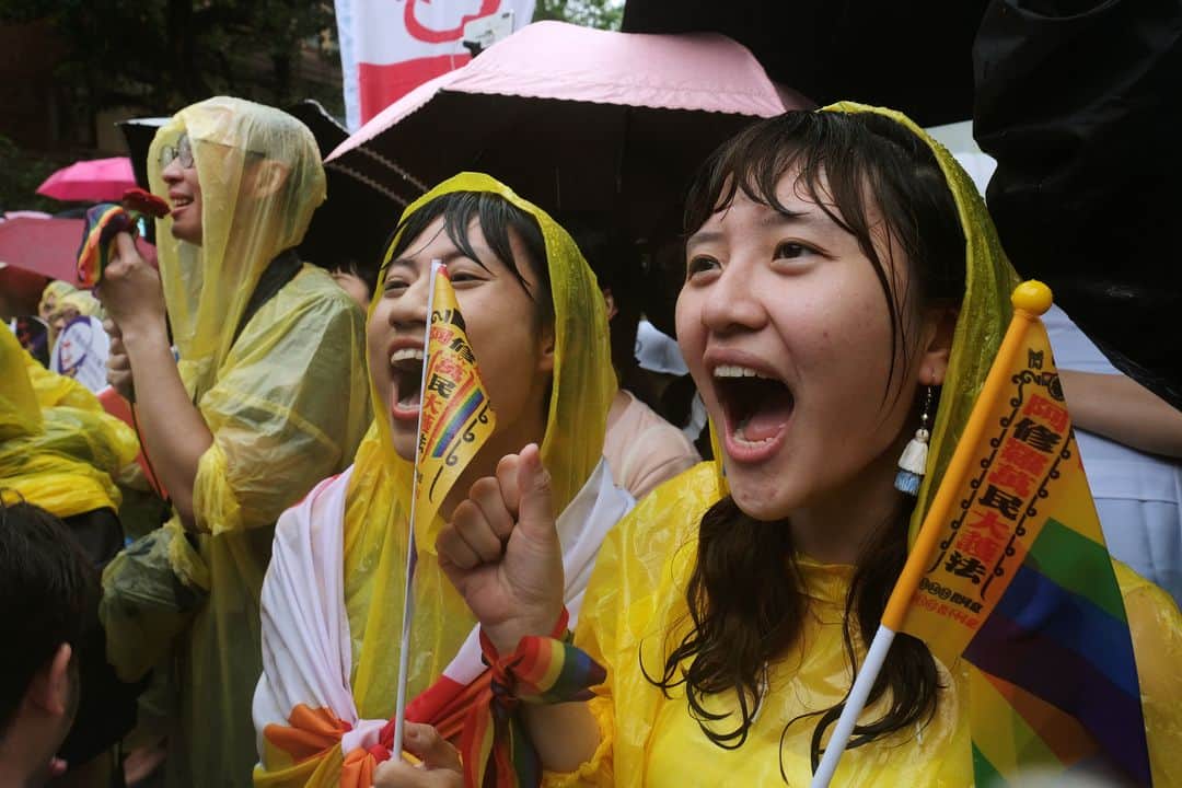 ルモンドさんのインスタグラム写真 - (ルモンドInstagram)「Des partisans du mariage homosexuel réunis devant le Parlement de Taiwain, à Taipei, pendant le vote historique qui a légalisé vendredi 17 mai le mariage entre personnes de même sexe. Une première sur le continent asiatique. - Photo : Tyrone Siu (@tyrone_siu) / Reuters (@reuters) - #Taiwan #LoveWon」5月17日 17時30分 - lemondefr