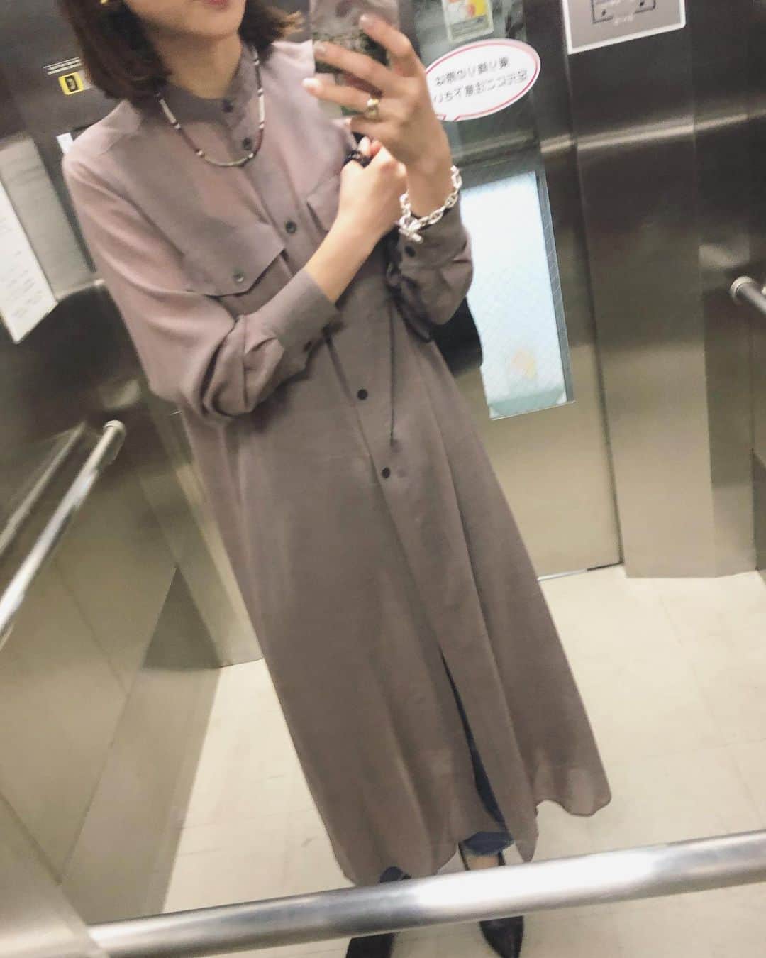 のインスタグラム：「素材の透け感も落ち感もボタン位置も完璧なんだな🤔💕肩位置もジャストにする事で華奢に見せてくれる大人シャツワンピ😚 こーゆー少しモードが好き。 ビーズのネックレスもお気に入り🧡 #preferships_mihonojiri」
