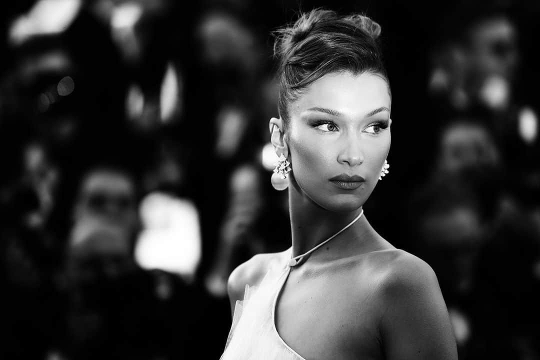 Vogue Australiaさんのインスタグラム写真 - (Vogue AustraliaInstagram)「#BellaHadid blows us away in #Dior on the #CannesFilmFestival red carpet. See all the glamour and the gowns from the annual event by clicking the link in the bio. 📸 Getty Images」5月17日 17時35分 - vogueaustralia