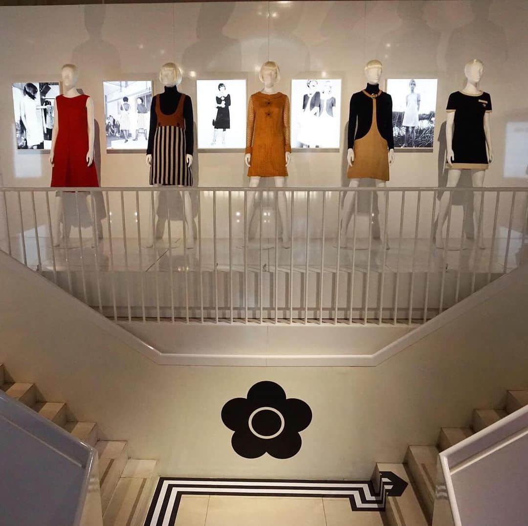 MARY QUANT officialさんのインスタグラム写真 - (MARY QUANT officialInstagram)「Special Report from LONDON - ロンドンの有名ミュージアムで MARY QUANT 特別展　開催中！ - 60年代、世界的なミニスカートブームの 火付け役となったファッション・クリエイター Mary Quant - 当時の貴重なアイテムが 世界的に有名なイギリスの国立博物館 ヴィクトリア ＆ アルバート ミュージアムで 展示されています - プロフィールのURLから さらに詳しいSpecial Reportをチェック！ - *V&A Mary Quant Exhibition Photo by Mary Quant Cosmetics - #MARYQUANT #VAMUSEUM #victoriaandalbertmuseum #WeWantQuant #specialexhibition - #ヴィクトリアアンドアルバートミュージアム #マリークヮント特別展 #マリークヮント展」5月17日 17時35分 - maryquant_official