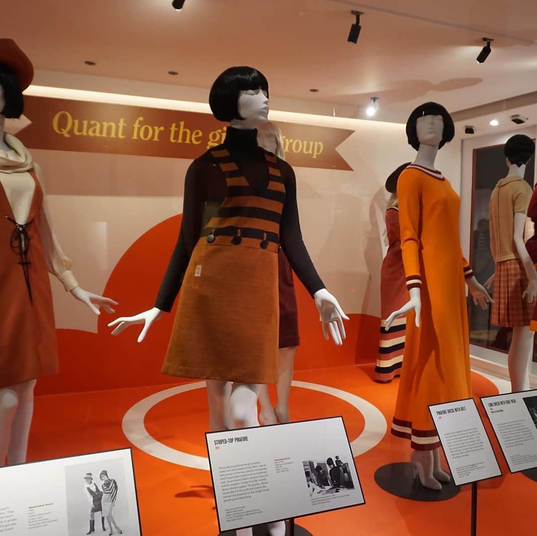 MARY QUANT officialさんのインスタグラム写真 - (MARY QUANT officialInstagram)「Special Report from LONDON - ロンドンの有名ミュージアムで MARY QUANT 特別展　開催中！ - 60年代、世界的なミニスカートブームの 火付け役となったファッション・クリエイター Mary Quant - 当時の貴重なアイテムが 世界的に有名なイギリスの国立博物館 ヴィクトリア ＆ アルバート ミュージアムで 展示されています - プロフィールのURLから さらに詳しいSpecial Reportをチェック！ - *V&A Mary Quant Exhibition Photo by Mary Quant Cosmetics - #MARYQUANT #VAMUSEUM #victoriaandalbertmuseum #WeWantQuant #specialexhibition - #ヴィクトリアアンドアルバートミュージアム #マリークヮント特別展 #マリークヮント展」5月17日 17時35分 - maryquant_official