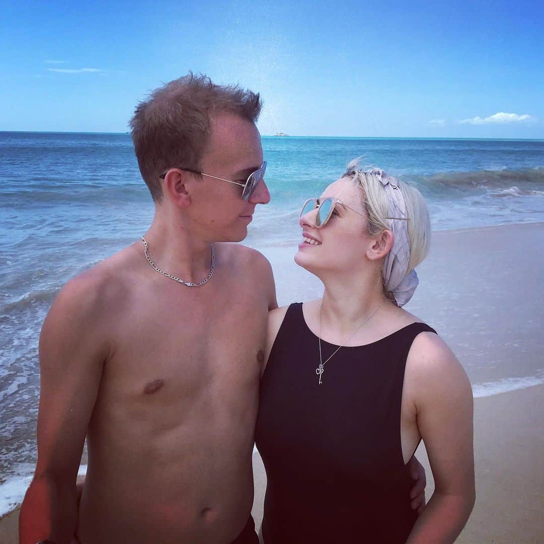 アンドレイ・ロゴジンさんのインスタグラム写真 - (アンドレイ・ロゴジンInstagram)「More Vaca pix😎💑fun in da sun🌅 • #beach #vaca #cruising #cruise #sand #любовь #девушка #мужик #солнце #фигурист #мода」5月17日 17時40分 - andreirogozine