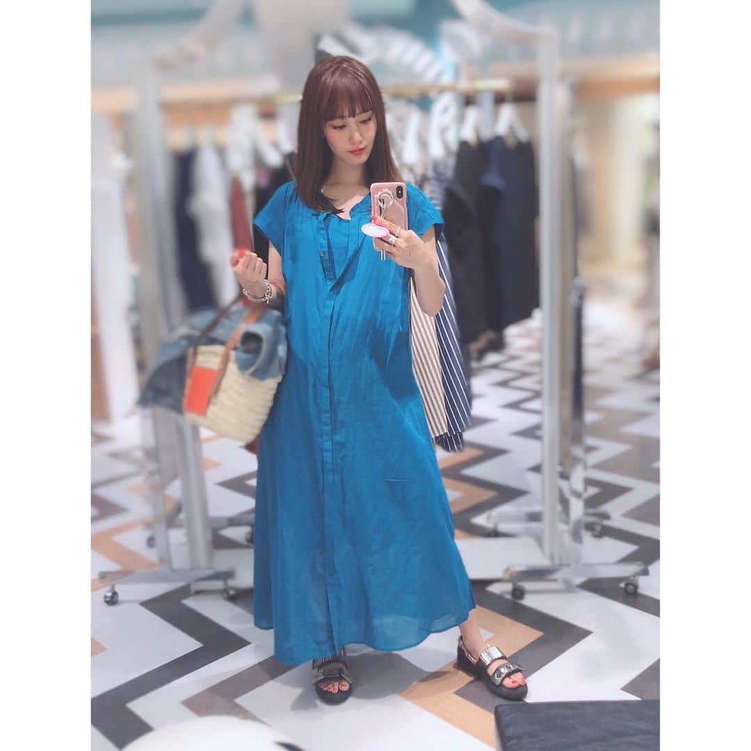 のインスタグラム：「今日は月1の１日美容dayなので座ったり立ったり気を使わないターコイズブルーの楽チンワンピース👗 #マキシ丈ワンピ  #ワンピース  #ターコイズブルー  #マタニティコーデ  #マタニティーコーデ  #ベビしょこりん  #令和ベイビー  #マタニティーライフ  #妊婦  #妊婦生活 #妊婦コーデ #ぷんにー  #ぷんにーコーデ #プレママ #プレママさんと繋がりたい」