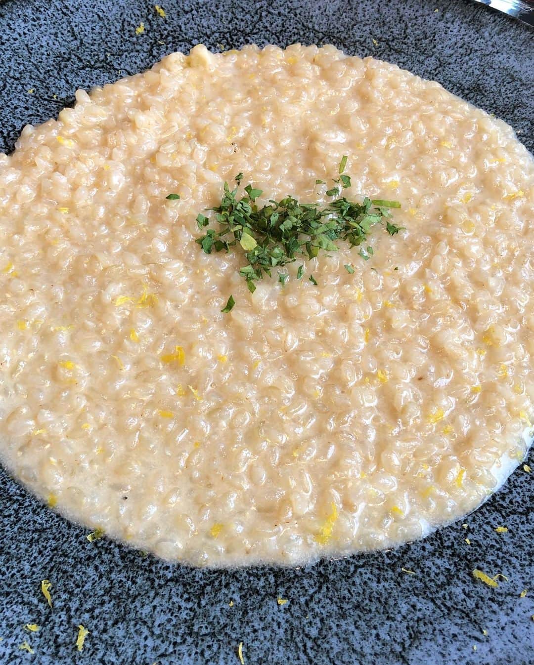 甘糟記子さんのインスタグラム写真 - (甘糟記子Instagram)「水曜日のお弁当( ^ω^ )  冷凍庫から、エビニラ餃子！あとはトウモロコシのフリット、だし巻き卵、キャベツの塩昆布とごま油和え、トマト、ウィンナーです( ^ω^ )  私はママ友と恵比寿のコスメキッチンにて、あゆんこ @ayumiayunco がコラボしてる瀬戸田レモンをたっぷり使ったランチを食べてきました☆*:.｡. o(≧▽≦)o .｡.:*☆ 宇和島ブラットオレンジの甘酒スムージーも3人で飲んだよ〜(≧∀≦) 野菜もたっぷり食べて、3日分くらいの野菜摂ったかも（笑）  でもデザートは隣のジェラートピケのクレープとコーヒー！  は〜別腹よね(๑˃̵ᴗ˂̵) 夜は2人がテニスの習い事あったので、帰りにみんなでお風呂の王様へ( ^ω^ )  ちょうどドクターフィッシュがやってたので、やってもらったよ〜！ 姫は結局怖がってやめてたけど（笑）  週中で温泉。  これ必要だわ（笑）  最高〜☆*:.｡. o(≧▽≦)o .｡.:*☆ #甘糟ご飯#ご飯#昼ごはん#ランチ#ランチボックス#弁当#曲げわっぱ#わっぱ弁当 #japanesefood #lunchbox #japanese#japstyle #bento#lunch#ドクターフィッシュ#コスメキッチンアダプテーション」5月17日 17時41分 - norihey924