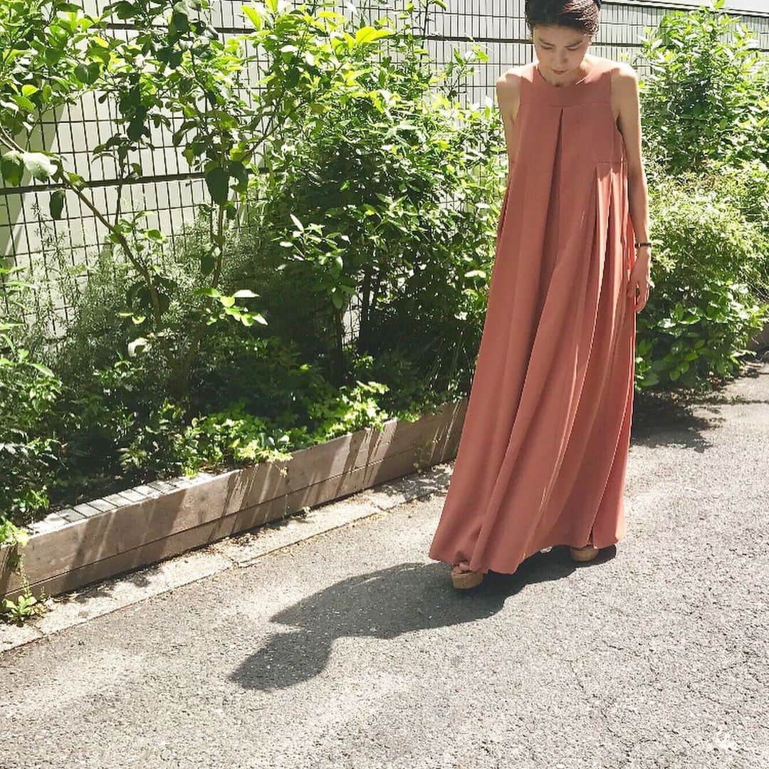 Tsuru by Mariko Oikawaさんのインスタグラム写真 - (Tsuru by Mariko OikawaInstagram)「夏のような日差しと…＊ ・ ・ merryweather/apricot ¥39,000+tax ・ ・ #tsurubymarikooikawa#tsuru#onlinestoreにて発売中#マキシワンピース」5月17日 17時41分 - tsurubymarikooikawa