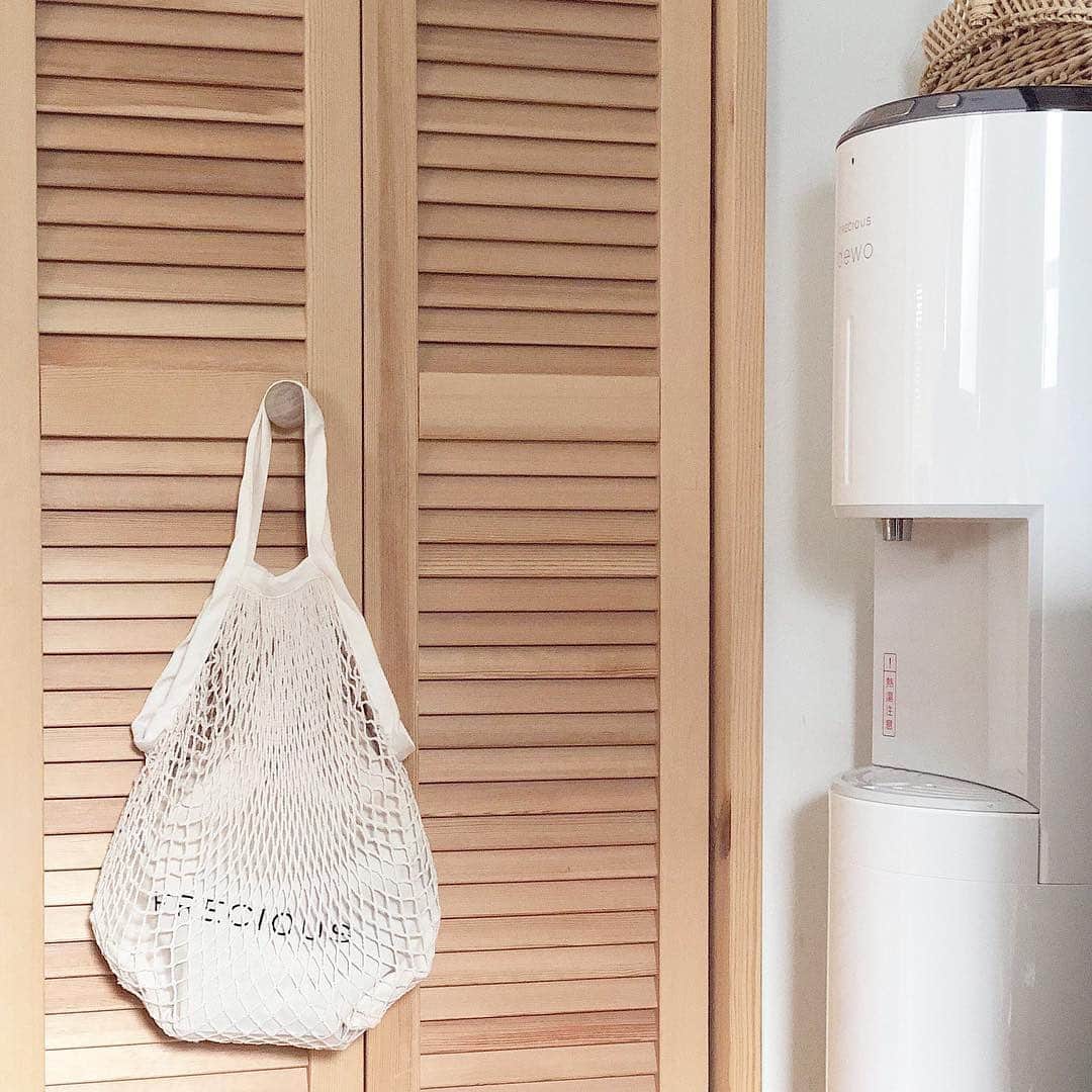 フレシャス公式(FRECIOUS) さんのインスタグラム写真 - (フレシャス公式(FRECIOUS) Instagram)「本日は、ウォーターサーバー・フレシャスの #Instagramアンバサダー第1期生、 @lokki__talo さまのご自宅のご紹介です！ . フレシャスオリジナルの#ネットバッグ は、 これからのおでかけシーズンに大活躍！！ . さらに、人気のスタックストーのバケットは dewoのお水パックがちょうど入るサイズ感です🎶 . 現在フレシャスの公式サイトでは、 スタックストーは抽選で、 ネットバッグは皆さまにもれなくプレゼントする Wチャンスキャンペーンを実施中です！ . 現在、新規ご契約をご検討のお客様は ぜひ参考にしてみてくださいね♪ . ─────────────── ★ほぼ毎日更新中★ こちらよりフォローしてください♪ ↓　↓　↓ 【フレシャス公式】 @frecious_official ─────────────── . #フレシャス #ウォーターサーバー #mtfuji #waterdispenser #フレシャスデュオ #dewo #デュオ #freciousdewo #富士山 #スタックストー #ネットバッグ #プレゼント #キャンペーン」5月17日 17時42分 - frecious_official