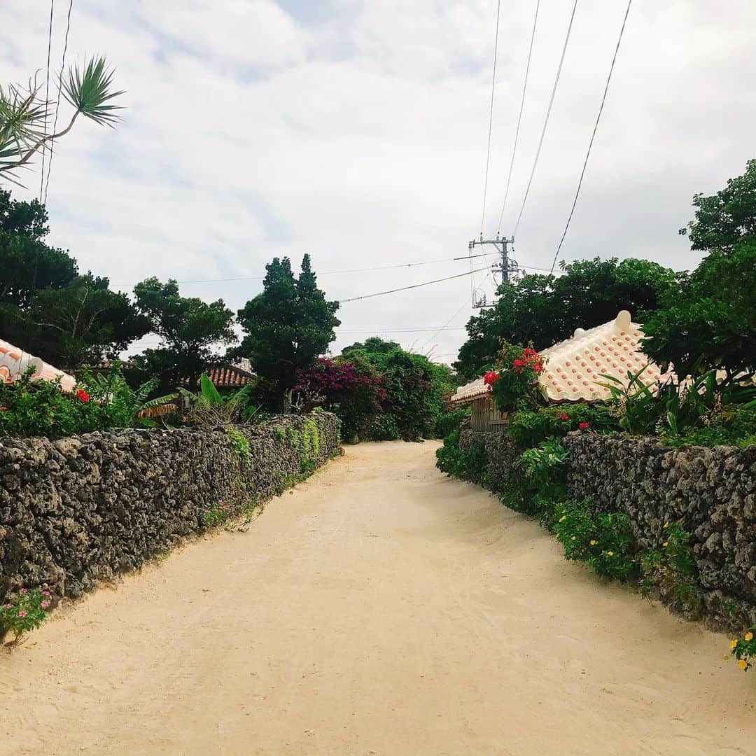 黛英里佳さんのインスタグラム写真 - (黛英里佳Instagram)「ぷらっと石垣島、竹富島へひとり旅に行ってきました😊  いつか行ってみたいなぁと思っていた竹富島🌈 ひとつの名所にもなっている竹富郵便局📮 自転車でぐるぐるまわって、ビーチでのんびり🏝  最近無性に食べたかったソーキそばも食べて大満足でした😋 #石垣島#竹富島#GW明けの平日であまり混まず#梅雨入り前滑り込みセーフ#八重山そば#大好きです」5月17日 17時47分 - erikamayuzumi_official