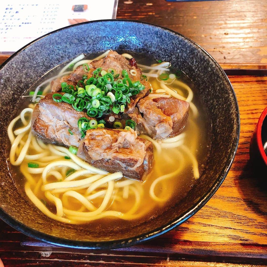 黛英里佳さんのインスタグラム写真 - (黛英里佳Instagram)「ぷらっと石垣島、竹富島へひとり旅に行ってきました😊  いつか行ってみたいなぁと思っていた竹富島🌈 ひとつの名所にもなっている竹富郵便局📮 自転車でぐるぐるまわって、ビーチでのんびり🏝  最近無性に食べたかったソーキそばも食べて大満足でした😋 #石垣島#竹富島#GW明けの平日であまり混まず#梅雨入り前滑り込みセーフ#八重山そば#大好きです」5月17日 17時47分 - erikamayuzumi_official