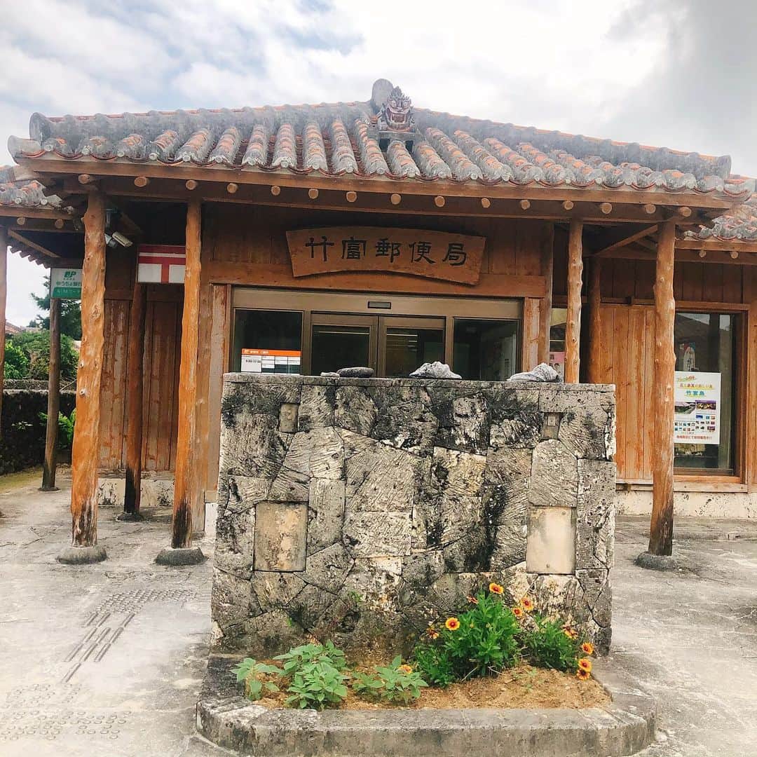 黛英里佳さんのインスタグラム写真 - (黛英里佳Instagram)「ぷらっと石垣島、竹富島へひとり旅に行ってきました😊  いつか行ってみたいなぁと思っていた竹富島🌈 ひとつの名所にもなっている竹富郵便局📮 自転車でぐるぐるまわって、ビーチでのんびり🏝  最近無性に食べたかったソーキそばも食べて大満足でした😋 #石垣島#竹富島#GW明けの平日であまり混まず#梅雨入り前滑り込みセーフ#八重山そば#大好きです」5月17日 17時47分 - erikamayuzumi_official