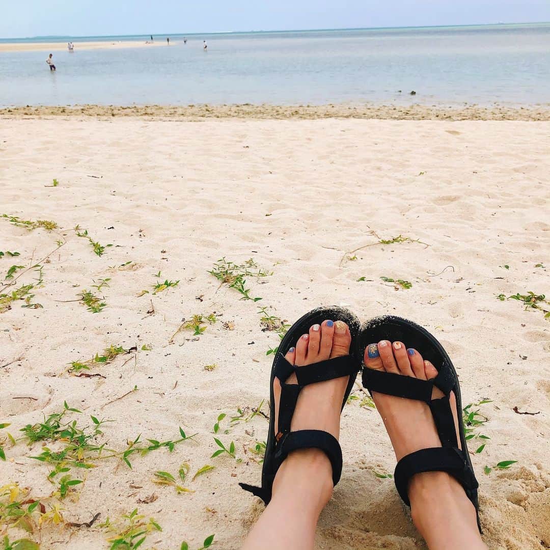 黛英里佳さんのインスタグラム写真 - (黛英里佳Instagram)「ぷらっと石垣島、竹富島へひとり旅に行ってきました😊  いつか行ってみたいなぁと思っていた竹富島🌈 ひとつの名所にもなっている竹富郵便局📮 自転車でぐるぐるまわって、ビーチでのんびり🏝  最近無性に食べたかったソーキそばも食べて大満足でした😋 #石垣島#竹富島#GW明けの平日であまり混まず#梅雨入り前滑り込みセーフ#八重山そば#大好きです」5月17日 17時47分 - erikamayuzumi_official
