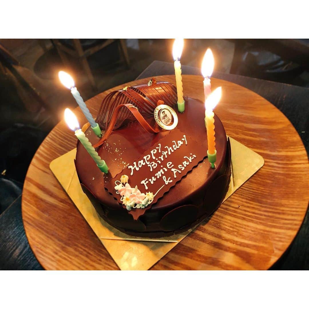 森脇亜紗紀さんのインスタグラム写真 - (森脇亜紗紀Instagram)「🥂❤︎ 皆さん、沢山のお祝いメッセージ 本当にありがとうございます💕 無事、5月16日に お誕生日を迎えました。❤︎ ・ この1年は自分自身にとっても 沢山の幸せを感じ、特に 濃い1年だったなぁと感じます☺️ 色々な事を経験でき、 とっても充実していて 幸せすぎるほどの毎日を過ごせました💓 ・ 嬉しい時や苦しい時、 どんな時もいつも一番近くで 支えてくれている大切な家族.  大好きな友人達.  お仕事でお世話になっている方々、 そしていつも応援してくださる皆さん。✨ 沢山の方々の支えがあり、 幸せな環境で大好きな お仕事をさせて頂ける事、 本当に感謝でいっぱいです。✨ ・ 有難い事にプライベートや 撮影現場でも沢山お祝いして頂き 毎日幸せなお誕生日weekを 過ごしています(*´꒳`*)💓 嬉しいな〜〜☺️💕 ・ ・ 27歳も感謝の気持ちを忘れず 自分らしく頑張りますので これからも変わらず、 よろしくお願い致します☺️ ・ 笑顔いっぱいの幸せな 年を過ごせますように... ♥️✨ #birthday#thankyou#感謝#幸せ #ありがとう ♡♡」5月17日 17時48分 - asaki516
