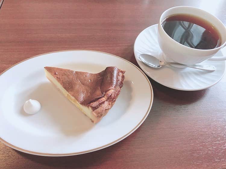 仙石みなみさんのインスタグラム写真 - (仙石みなみInstagram)「. 明治な感じのお店で 珈琲とタルトいただきました。 雰囲気すき〜♡ . #rétro #喫茶店 #cafe #coffee #cake #cheese #love」5月17日 17時49分 - sengoku_minami