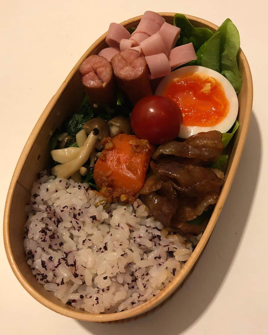 甘糟記子さんのインスタグラム写真 - (甘糟記子Instagram)「昨日のお弁当( ^ω^ )  あゆんこにもらった豚丼のタレが余ってたので、豚肉をさっと焼いて( ^ω^ ) あとはほうれん草としめじのガーリックソテー、キャロットサラダ、ゆで卵、ハム、ウィンナー、トマトです(๑˃̵ᴗ˂̵) 子供達を送り出してから、夕飯のカレーの仕込み。 たっぷりニンニクと生姜を使います。 ま、仕上げは市販のカレールーだけどね（笑）  その後はママ友にガトーショコラを教えてもらう約束をしていたので、お邪魔してきました〜！ ついでにランチもご馳走になって、有り難い1日。  人に作ってもらうご飯て最高ですね(≧∀≦) お持ち帰りしたケーキも、冷やして夜のデザートに( ^ω^ )  もちろん独り占めですよ（笑）  #甘糟ご飯#ご飯#わっぱ弁当 #japanesefood #lunchbox #ランチ#ランチボックス#弁当#曲げわっぱ#japanese#japanesestyle #bento#lunch#ママ友#ガトーショコラ」5月17日 17時49分 - norihey924