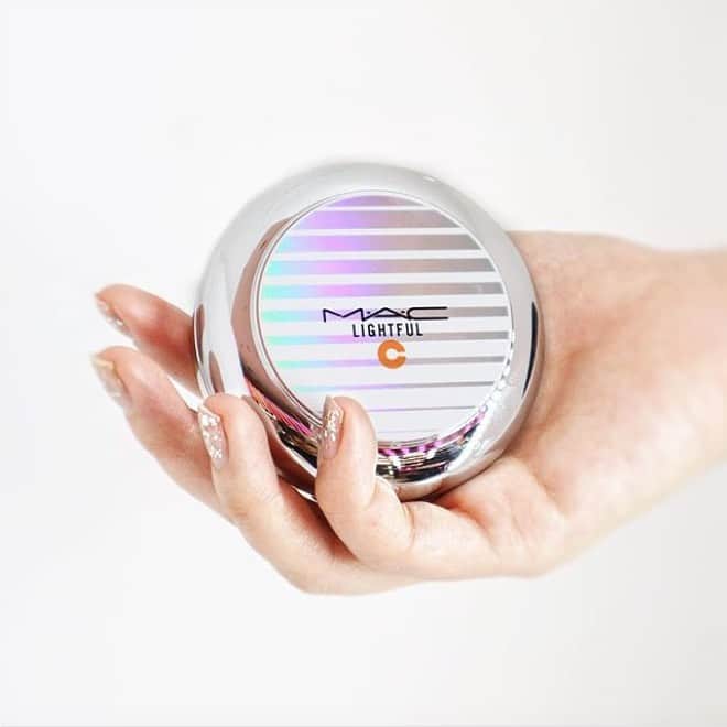M∙A∙C Cosmetics Japanのインスタグラム：「⠀ 簡単にツヤ肌を演出できる [ライトフル C+ SPF 50 クイック フィニッシュ クッション コンパクト] リキッドが繊細なレイヤーで肌に伸び、 肌に吸い付くようにフィット❤️ ⠀ ⠀ #LightfulC #ライトフルC ⠀ REGRAM: @macpro_tokyo (PHOTO: M·A·C ARTIST HATSUO ARISAKA @ari_h2o ) ⠀ ⠀ ⠀ ⠀ ⠀ ⠀ #MACCosmeticsJapan #MACコスメ #MACCosmetics #MAC #コスメ #メイク #foundation #cushioncompact #cushonfaoundation #ベース #ベースメイク #クッション #クッションファンデーション #ファンデーション #MACライトフルC #MACLIGHTFULC」