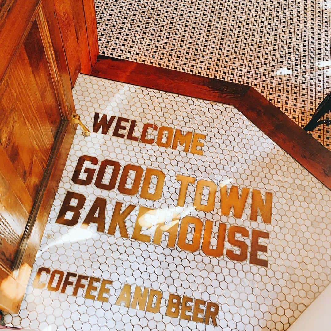 畑有里紗さんのインスタグラム写真 - (畑有里紗Instagram)「🍮❤︎ #goodtownbakehouse . 代々木上原駅からすぐにある ここのお店☕️ 2人ともカスタードプリンに+で生クリーム追加。 ドリンクはアーモンドラテとチャイティー🥤 プリンの甘さも程よくて 生クリームもしつこすぎず 一緒に食べても美味しかった♡ 店内の内装も可愛くていい感じやった！ ピザも美味しそうやったから 次回は食べよっと🍕 . . #カフェ#カフェ巡り#代々木上原#都内カフェ #代々木上原カフェ#cafe#プリン#ariifood」5月17日 18時01分 - arii_m36