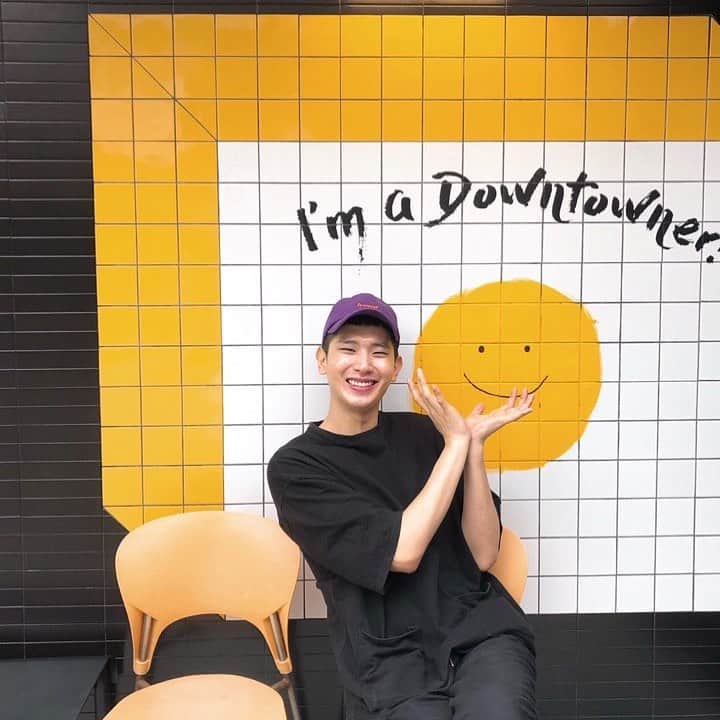 チ・ユンホのインスタグラム：「햄버거먹고 기분좋아서...」