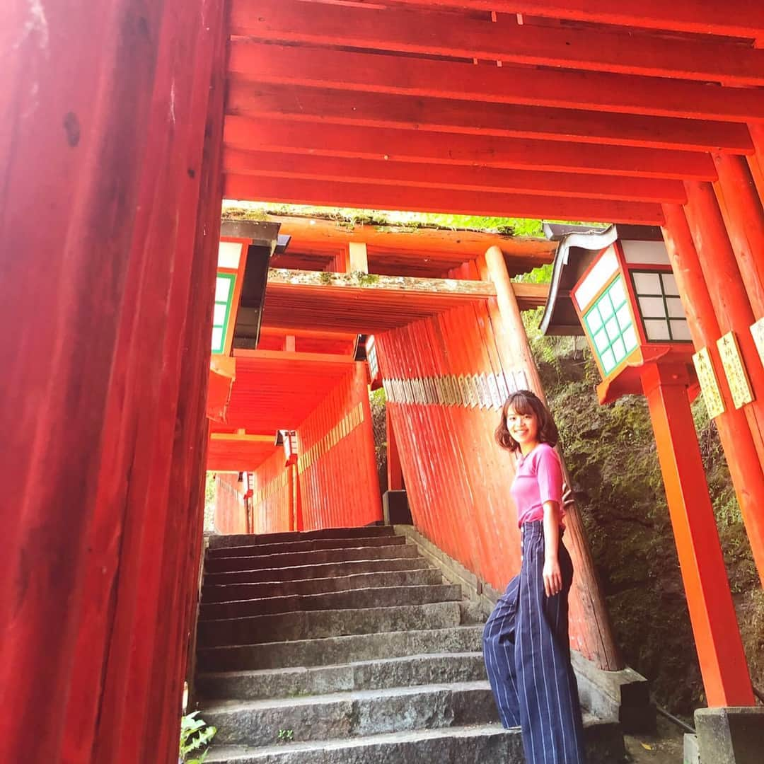 森谷佳奈のインスタグラム：「今日は津和野で街ぶらロケ！ #太皷谷稲成神社 に行ってきました！！ インスタ映えの神様 なっちゃんに撮ってもらいました！ゴイスー！！！なっちゃんありがとうございます❤️❤️」