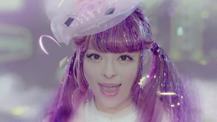 lute / ルーテのインスタグラム：「【#lute Support Music Video🎬】 luteサポートにより制作された、きゃりーぱみゅぱみゅ（@kyarypappa）「きみがいいねくれたら」のMVが公開中📺 SNSがテーマの本編は、現在のオンエア中のテレビドラマ「向かいのバズる家族」の主題歌になっている☝️ . . 視聴はプロフィールのURLをチェック☝ @lutemedia  #きゃりーぱみゅぱみゅ #KPP #lute #lutmedia」