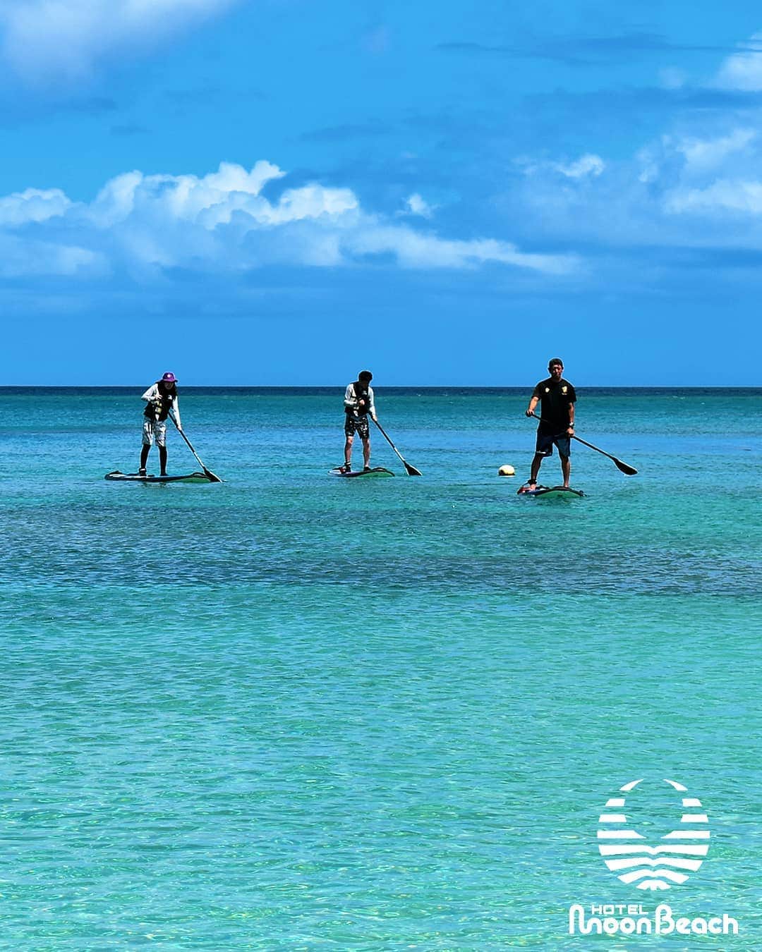 ホテルムーンビーチさんのインスタグラム写真 - (ホテルムーンビーチInstagram)「ホテルムーンビーチのプライベートアイランド「ヨウ島」でのSUP体験。エメラルドグリーン色の海でのシュノーケリングとセットになったお得なプログラムです！(写真は昨年7月撮影) Private Island Yojima 16Jul2018 #沖縄 #恩納村 #沖縄ホテル #沖縄リゾートホテル #沖縄旅行 #沖縄ビーチ #沖縄プール #インフィニティプール #沖縄サンセット #沖縄好き #夕焼け #夕陽 #ホテルムーンビーチ #ムーンビーチ #ムーンビーチホテル #okinawa #okinawabeach #okinawahotel #okinawaresorthotel #okinawatrip #okinawapool #okinawasunset #okinawalikes #okinawalabo #okinawa_life #infinitypool #moonbeach #moonbeachhotel #docomomo #japan」5月17日 18時04分 - themoonbeachmuseumresort