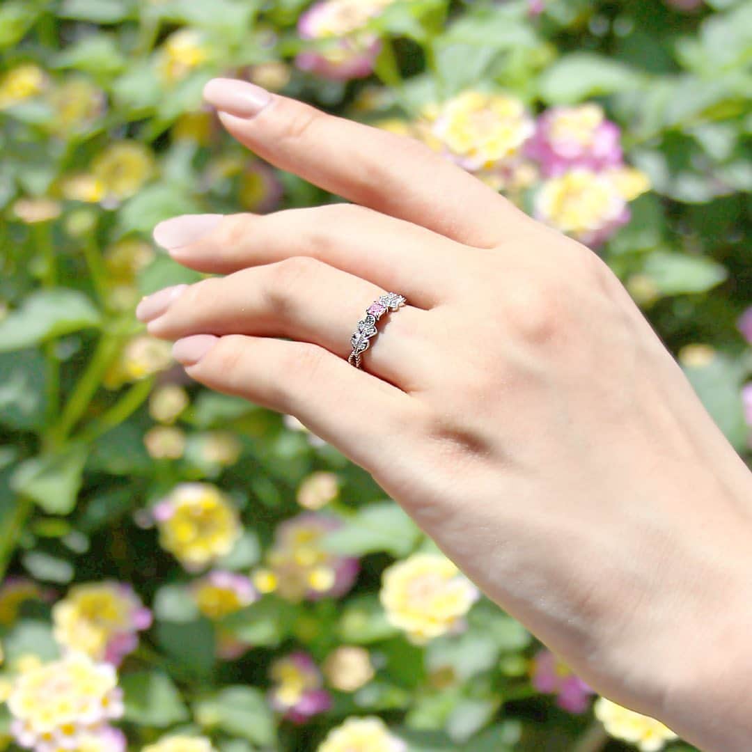 BIZOUX BRIDAL | ビズーブライダルのインスタグラム：「. お天気のいい日が続いていて、夏の訪れを感じますね。 . 週末も温かい日が続くみたいなのでお気に入りのジュエリーを連れてお出かけしてみてはいかかでしょうか。 . . #bizoux #ビズー #bizouxbridal #ビズーブライダル #結婚指輪 #マリッジリング #marriagering #エンゲージリング #婚約指輪 #engagementring #ブライダル #bridal #ダイヤモンド #ピンクダイヤ #ピンクダイヤモンド  #diamond #pinkdiamond #プロポーズ #サプライズ #婚約 #結婚 #プレ花嫁 #花嫁 #結婚準備 #花嫁準備 #プレ花嫁さんと繋がりたい」