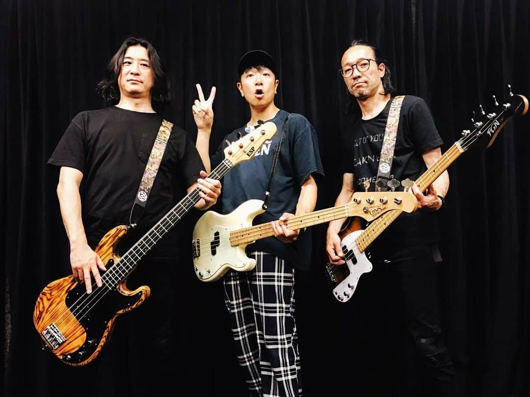 Shun さんのインスタグラム写真 - (Shun Instagram)「昨日は、マコトさん(BRAHMAN/OAU)、中尾憲太郎さん(Crypt City/ART-SCHOOL/NUMBER GIRL)という大大大先輩方をお迎えして。 ・ ・ 楽しかった。マコトさんのベースも、憲太郎さんのベースも弾かせてもらってちょっとベースの〈セットアップx出音〉の概念変わったかも。めっちゃ勉強になった🙏🏼 ・ ・ ベースマガジンの記事をお楽しみに🤘🏻🤘🏻またお知らせします✌🏻 ・ ・ #BRAHMAN #OAU #Cryptcity #ARTSCHOOL #NUMBERGIRL #TOTALFAT #ベーマガ #ベースマガジン #bassmagazine」5月17日 18時09分 - totalfat.shun