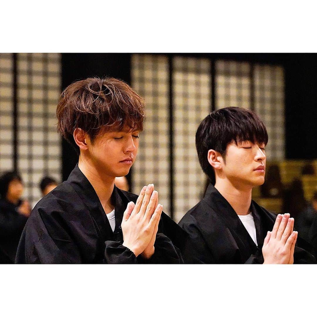 GENERATIONS高校TVさんのインスタグラム写真 - (GENERATIONS高校TVInstagram)「オフショット大公開📷💓﻿﻿ ﻿﻿ ﻿ \\ストーリーズで開催したクイズ//﻿﻿ たくさん回答してくれて﻿ありがとう😂💕﻿﻿ ﻿﻿ クイズ参加したよ👍って人は﻿﻿ コメント欄に【🙋‍♀️】を﻿✏️﻿ ﻿﻿ ﻿ ﻿正解者が多かったので‼️﻿﻿ ﻿《GENEの1日修行体験》の﻿﻿ オフショットを公開するよ😎﻿﻿ ﻿﻿ たくさんアップしたから﻿ スワイプして全部チェック👀﻿ ﻿﻿ ﻿お気に入りの1枚を見つけて﻿ 写真をダブルタップしてね❤️﻿❤️﻿ ﻿﻿ ﻿ 今週でGENEの"作務衣姿"は見納め🥺﻿ 7人の貴重な手話体験は必見❗️﻿ ﻿ ﻿﻿ ⚠️🚨 放送はAbemaTVでお楽しみください﻿﻿﻿﻿﻿﻿﻿﻿﻿﻿ 番組を動画録画（画面録画）することは禁止されています﻿🚨⚠️﻿﻿﻿﻿﻿﻿﻿﻿﻿﻿﻿﻿﻿﻿ ﻿﻿﻿﻿﻿﻿﻿﻿﻿﻿﻿﻿﻿ 🙅‍♂️🙅‍♀️SNSに番組の動画をアップするのもNGです🙅‍♀️🙅‍♂️﻿﻿﻿﻿﻿﻿﻿﻿﻿﻿﻿﻿﻿ ﻿﻿﻿﻿﻿﻿﻿﻿﻿﻿﻿﻿﻿ 公式Twitterもチェックしてね✔💡﻿﻿﻿﻿﻿﻿﻿﻿﻿﻿﻿﻿ 🔎@gene_kou で検索💗💗﻿﻿﻿﻿﻿﻿﻿﻿﻿﻿﻿﻿﻿ ﻿﻿﻿﻿﻿﻿﻿﻿﻿ .............................🏫..............................﻿﻿﻿﻿﻿﻿﻿﻿﻿﻿﻿﻿﻿﻿ #AbemaTV #日曜よる9時 #ジェネ高﻿﻿﻿ #GENE高 ﻿﻿﻿﻿﻿﻿﻿﻿﻿﻿﻿ #GENERATIONSfromEXILETRIBE ﻿﻿﻿﻿#GENERATIONS #GENE ﻿﻿﻿﻿﻿﻿﻿﻿﻿﻿ #ジェネレーションズ #ジェネ ﻿﻿﻿﻿﻿﻿﻿﻿﻿﻿﻿﻿﻿﻿ #小森隼 #白濱亜嵐 #数原龍友﻿﻿﻿﻿﻿﻿﻿﻿﻿﻿﻿﻿﻿﻿ #中務裕太 #片寄涼太 #佐野玲於 #関口メンディー﻿﻿﻿﻿﻿﻿﻿﻿﻿﻿ #オフショット #写真 #チェック してね﻿﻿ #GENE高クイズ 参加してくれて#ありがとう﻿﻿ #修行体験 #朝のお勤め #朝食 #PK対決 ﻿﻿ #はたき掃除 #高校生 #お寺 #お坊さん」5月17日 18時04分 - genekou_official