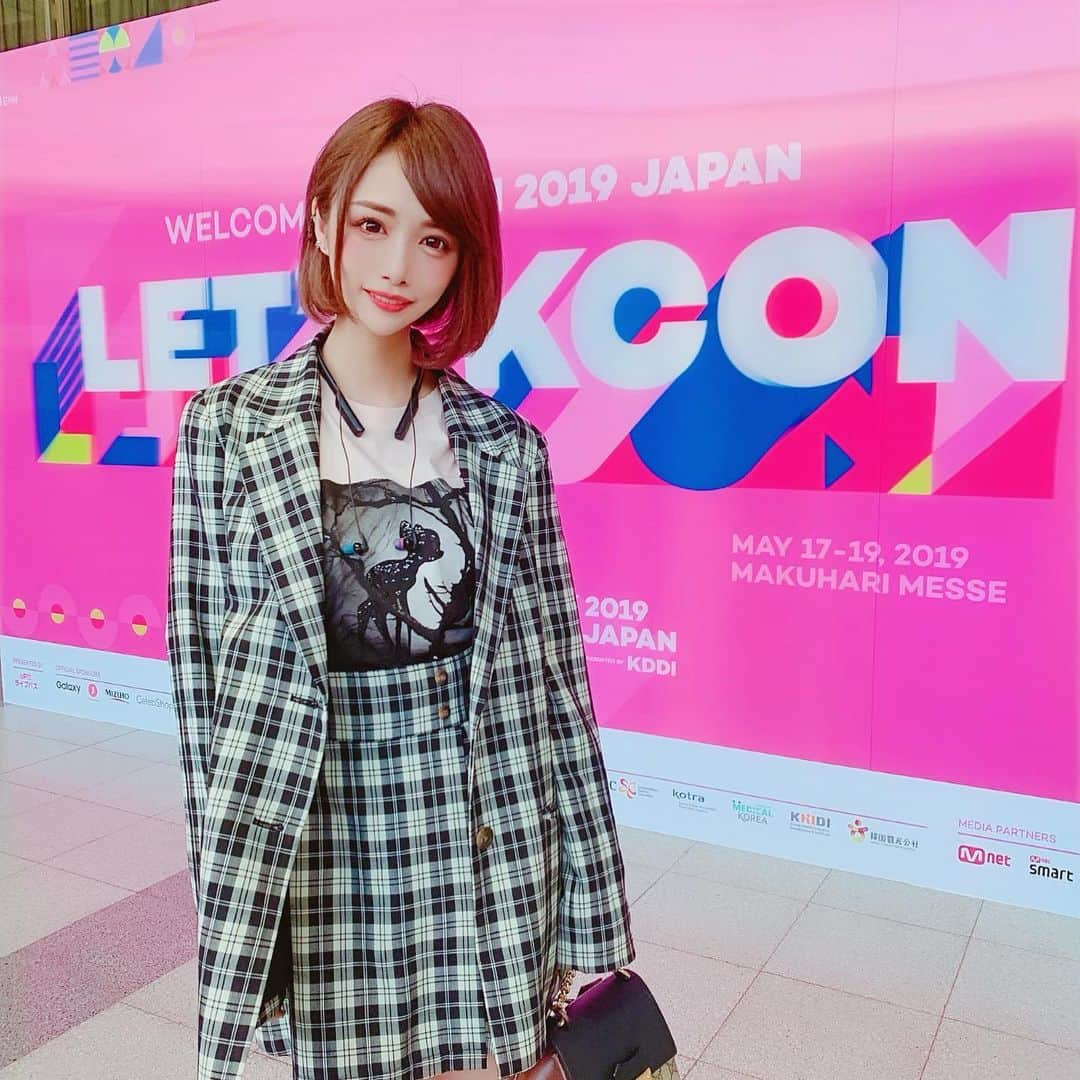 のインスタグラム：「KCONに来てるよ💕 すごい盛り上がってる🥰✨ 楽しむぞっ❣️ ． #kcon  #kcon2019japan #ateez #エイティーズ #幕張メッセ #フェス #韓流」