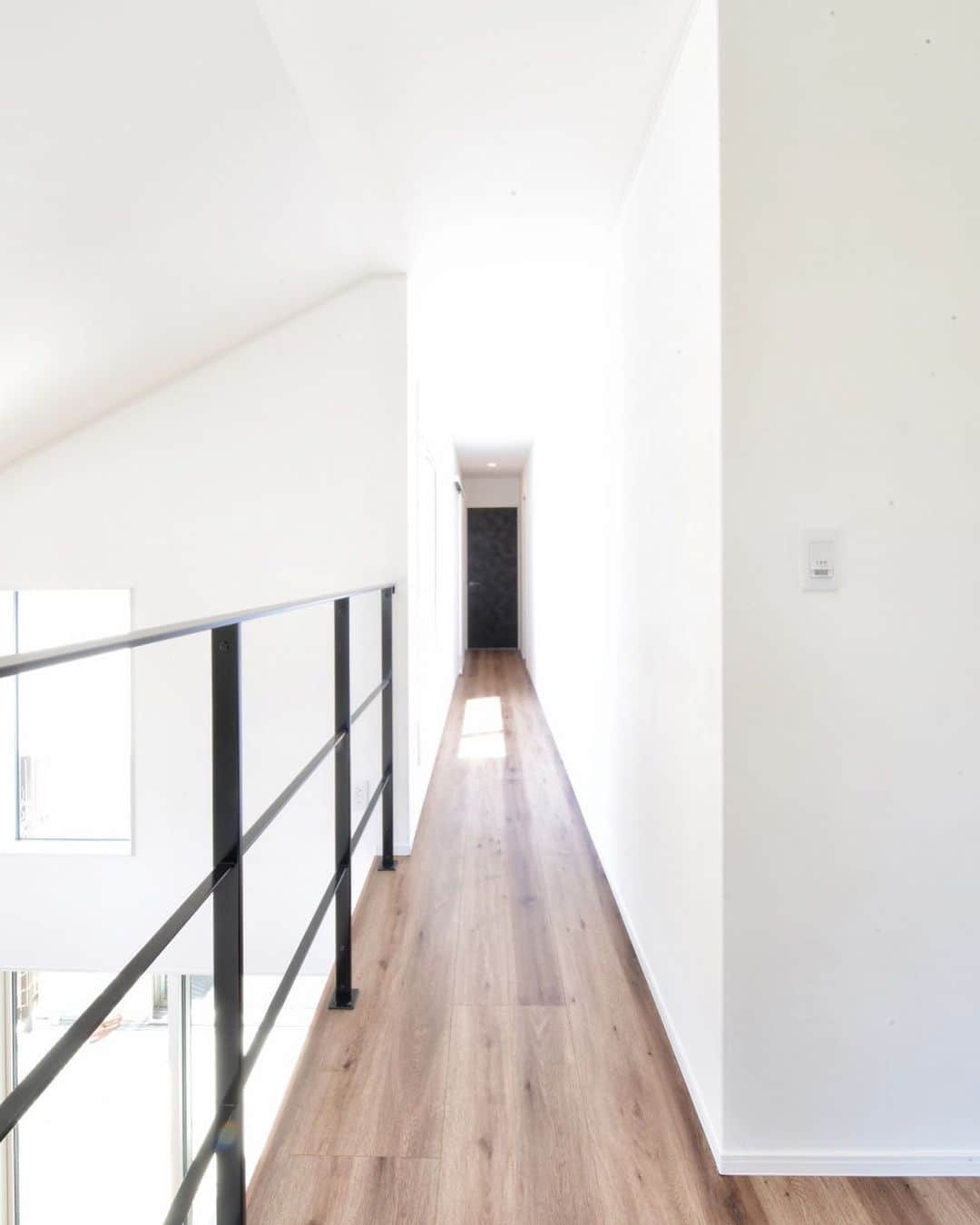 tachiki homeさんのインスタグラム写真 - (tachiki homeInstagram)「#吹き抜け に面した2階#廊下 。吹き抜けでつながる部分はすべて壁を#漆喰 で仕上げています。つまり1階も漆喰。コテでパターンをつけずに平滑にしてます ・ もっと施工例を見たい方はこちら↓↓↓・ @tachikihome ・ ・ #注文住宅 #住宅  #設計 #自由設計  #house #myhome  #デザイン #design  #インテリア  #interior  #interiordesign  #新築 #新築一戸建て  #建築 #architecture  #空気がきれい  #健康住宅  #自然素材  #工務店 #タチ基ホーム  #名古屋 #愛知」5月17日 18時12分 - tachikihome
