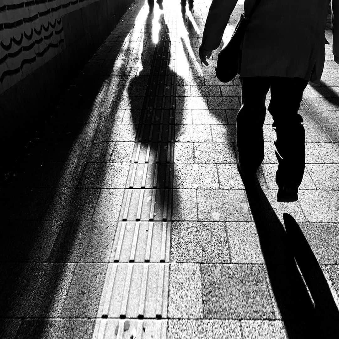 naotakeのインスタグラム：「ステップ - Steps / iPhone XR + Snapseed, 20190518 . . 足取りが軽い、金曜日の午後。 . . #royalsnappingartists #infamous_family #rsa_main #infinity_photo_cult #2_fineart #jp_gallery #jp_gallery_bnw #trb_bnw #wp_bnw  #bnw_life #bnwlife_member #bnw_life_shots #bnw_captures #world_bnw #top_bnw #team_jp_ #team_jp_モノクロ #ig_energy_bw #ig_nihon #streetphotographybnw #igersjp #blackandwhite #bnw #bnwphoto #monochrome #bw #bnwphotography #ShotOniPhone #shotoniphoneXR」
