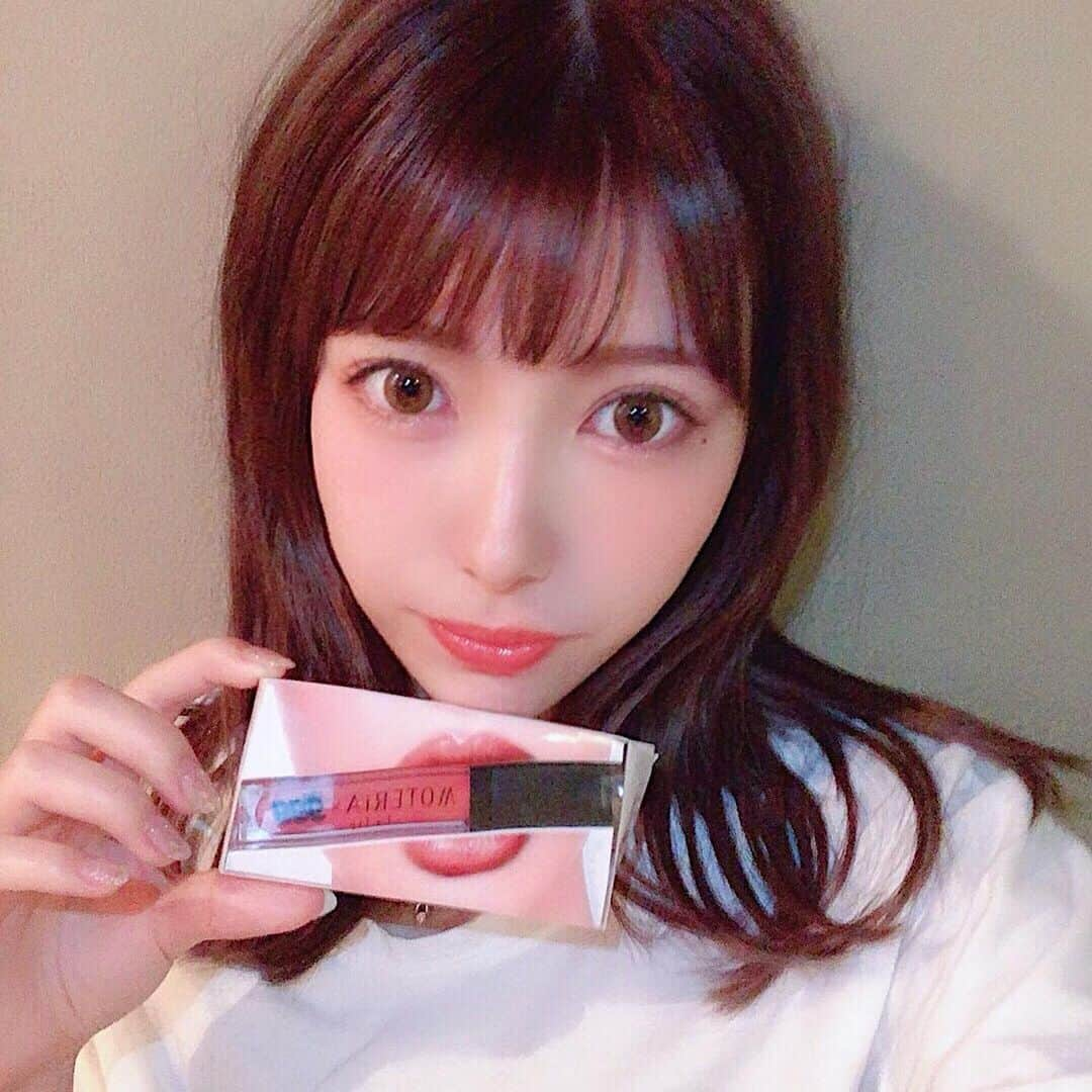 長谷川万射さんのインスタグラム写真 - (長谷川万射Instagram)「最近のお気に入りのリップ🥰 夏になるしちょいオレンジめのリップ美容液を塗ってます🧡 . これは《@moteria_official》のLalipのコーラルオレンジだったかなぁ🍊 . 唇がウルウルになって綺麗になるのでわたしは家にいるときや寝る前にもこれ塗ってます🥰🥰 . ちょっとラメも入ってて超お気に入り！気に入ってるリップの上にグロスとして塗ってもオススメです✨ . 楽天市場で安くなってるよ💕 . #モテリア #Lalip #ラリップ #リップ #リッププランパー #コスメ好きさんと繋がりたい #今日のメイク #唇 #maisonmarle #メゾンマルレ #コスメ#モテリップ #恋コスメ #オススメコスメ #恋活リップ #新作コスメ」5月17日 18時15分 - mayanyam712