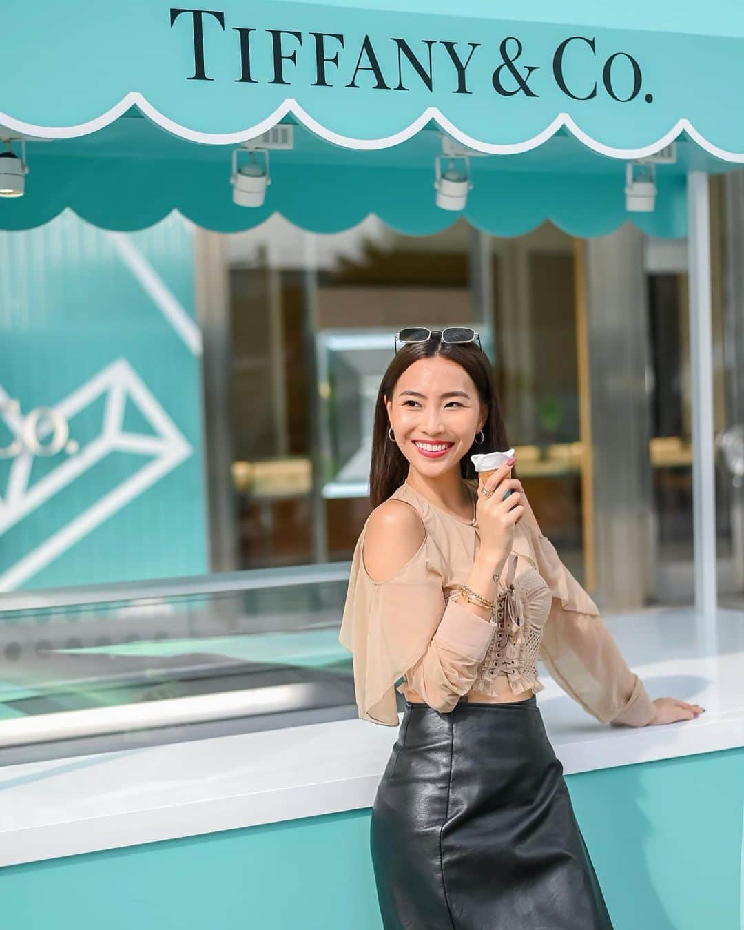 ソニアのインスタグラム：「Tag someone who never fails to make you smile 😬💙 #tiffanysingapore #believeinlove」