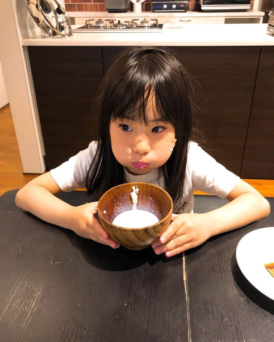 みきママさんのインスタグラム写真 - (みきママInstagram)「【おやつはカステラを牛乳にドボンです！】. . . テレビをみながらカステラ牛乳です😋😋😋. . ぷはー( ´Д`)‼️ . #カステラ #牛乳 #おやつ #ぷはー」5月17日 18時19分 - mikimama_official
