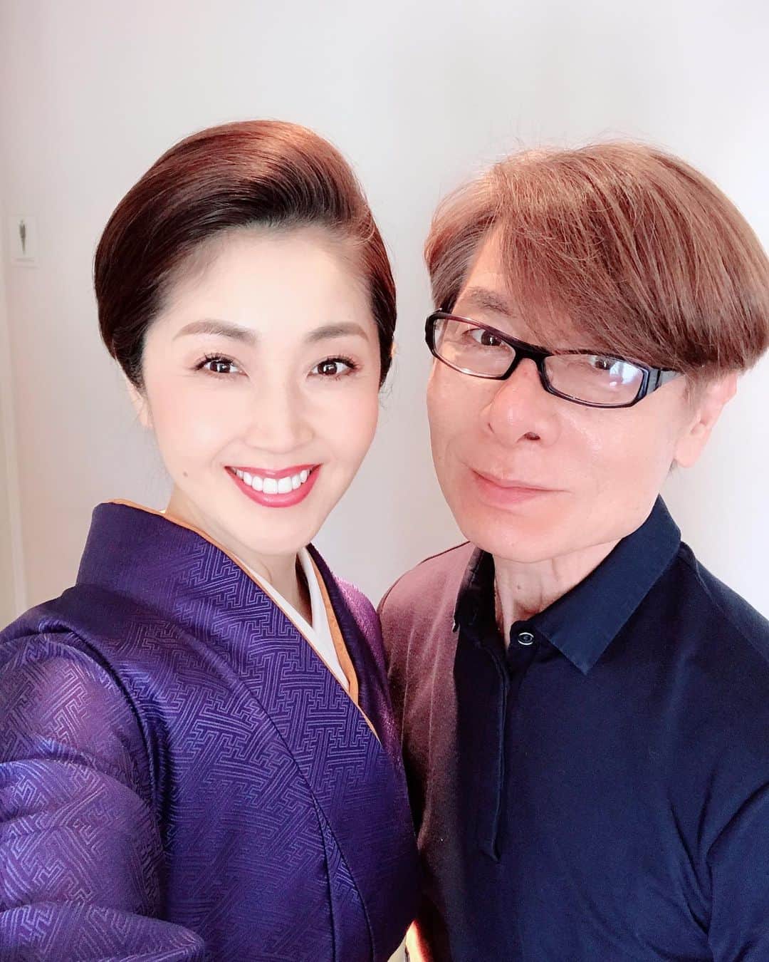 芦田桂子さんのインスタグラム写真 - (芦田桂子Instagram)「ヘアメイクの奥間さんと❤️ しっとり美しい大人の着物ヘアを作ってくれる奥間師匠✨ 毎度、辛口トークに笑いが止まりませんw ✴︎ 一ミリも狂いのないヘアスタイル技術は数々の女優さんから支持され続けています。 若手ヘアメイクさんにその技術、絶対教えてあげた方がいいよとお願いすると即、イヤよ！の一言😆 もったいないけど、それが奥間師匠の意地悪で憎めないとこかもネw 私が習いたいわ♡ ✴︎ ロケ場所は京都、鴨川沿いの結婚式場ですがグリーンが美しく気候も爽やかで気持ちいい撮影dayでした！ 皆さま、おつかれさまでした😊 ✴︎ #着物撮影  #着物 #kimono #秋冬撮影  #京都 #鴨川  #奥間さん最高  #おつかれさまでした #ママじゃないよ  #model #芦田桂子」5月17日 18時20分 - keiko_ashida