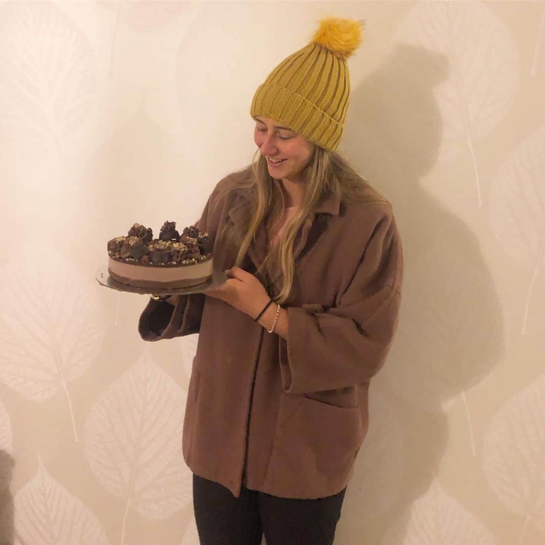Tori Peetersさんのインスタグラム写真 - (Tori PeetersInstagram)「Made it to a 1/4 Century 🥳🎉 . Thanks to everyone for all the lovely messages today 💕 Was spoilt to bits and rounded off the day by demolishing this unreal Nutella Cake by @gardenofedencakes  #happyboutit」5月17日 18時21分 - tori_peeters60