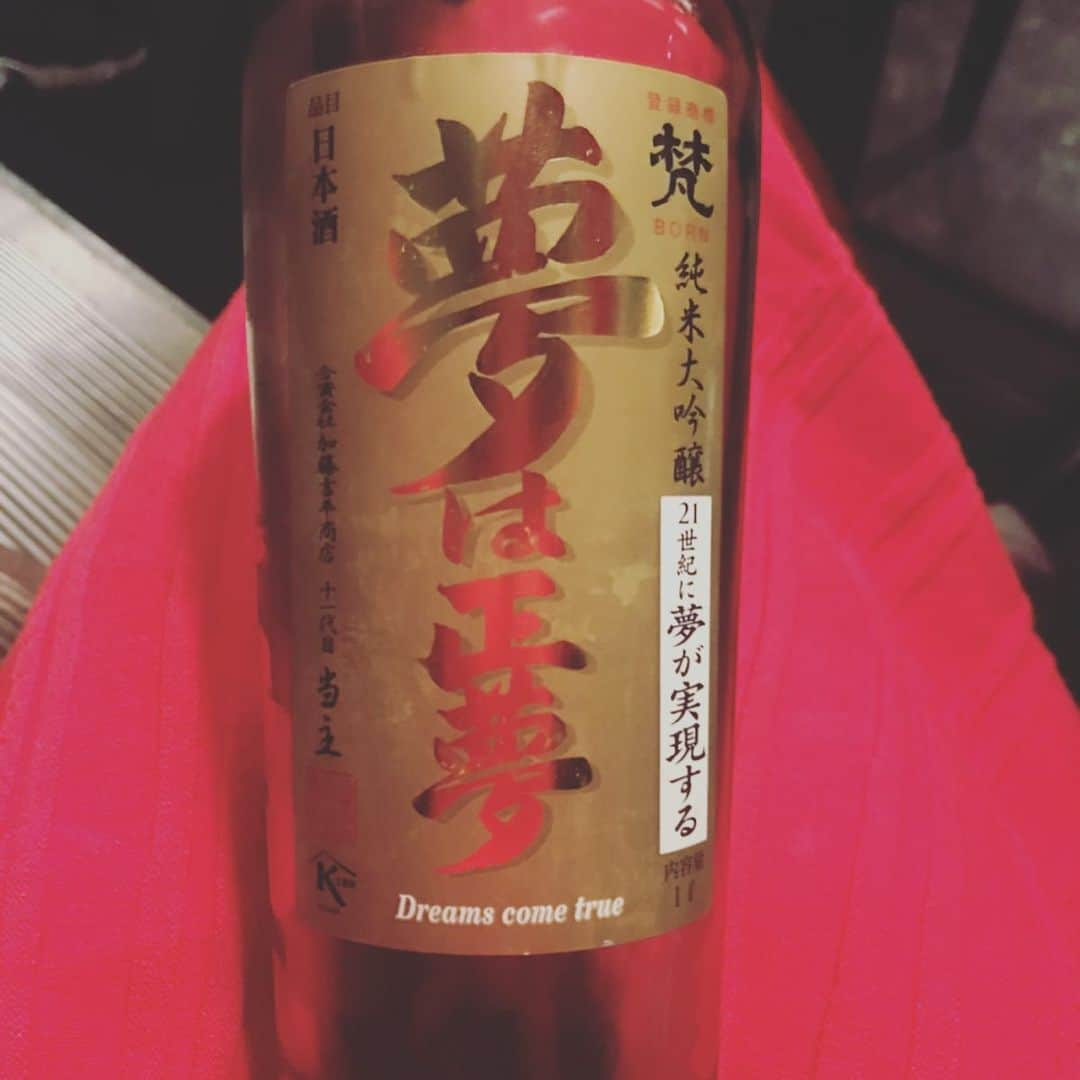 緑川静香さんのインスタグラム写真 - (緑川静香Instagram)「【しーたん日本酒録】  加藤吉平商店@福井 梵 夢は正夢 純米大吟醸  夢は正夢となる祈願酒。  熱き野望を夜な夜なドリカムを歌いながら語る、夢のチェイサーとして側にいてください。 その夢、実現するよ。  #しーたん日本酒録 #唎酒師 #日本酒 #日本酒女子 #日本酒好き #加藤吉平商店 #福井 #梵 #夢は正夢 #純米大吟醸 #sake #japanesesake #sakestagram #sakebomb #sakebottle #일본술  #dreamscometrue ですよ #-10℃で5年間熟成 #精米歩合20%と35%の純米大吟醸を #9:1の割合でブレンド #芳醇な香り  #綺麗な酸 #しっかりした旨味 #後味すっきりキレがよい #まるで名刀のよう #ボトルはトロフィーをイメージ #祝い酒 にピッタリ」5月17日 18時21分 - midorikawa_shizuka