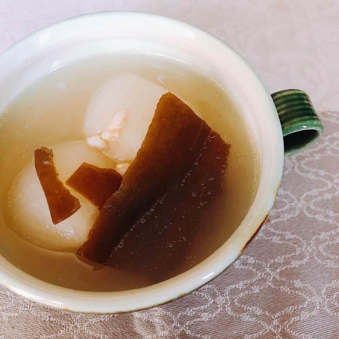 末吉里花さんのインスタグラム写真 - (末吉里花Instagram)「昆布と梅干しで出汁をとった新玉ねぎのスープ。なんて滋味深い味なんでしょう…古代麦も入ってます。homemade new onion soup. Made dashi(broth) from kombu(sea kelp) and salted plum. Delicious!!! #newonion #onionsoup #soup #dashi #kombu #homemade #vegan #手作り #おうちごはん #新玉ねぎ #新玉ねぎスープ #滋味深い #ビーガン」5月17日 18時22分 - rikasueyoshi