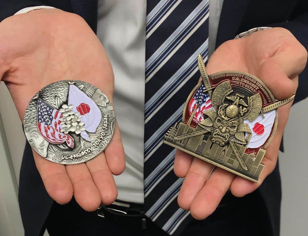 アメリカ大使館さんのインスタグラム写真 - (アメリカ大使館Instagram)「これなんだかわかりますか⁉️ 大使館の海兵隊が作っている在東京アメリカ大使館のメダルなんです🎖 デザインも、マリーン(海兵隊)のメンバーで考えているんだそう。結構重い本格的なメダルなんですよ🎖 . #us #usa #america #marines #medal #original #usjapanalliance #japan #flag #embassy #tokyo #design #アメリカ #大使館 #海兵隊 #日本 #東京 #オリジナル #デザイン #国旗 #starsandstripes」5月17日 18時23分 - usembassytokyo