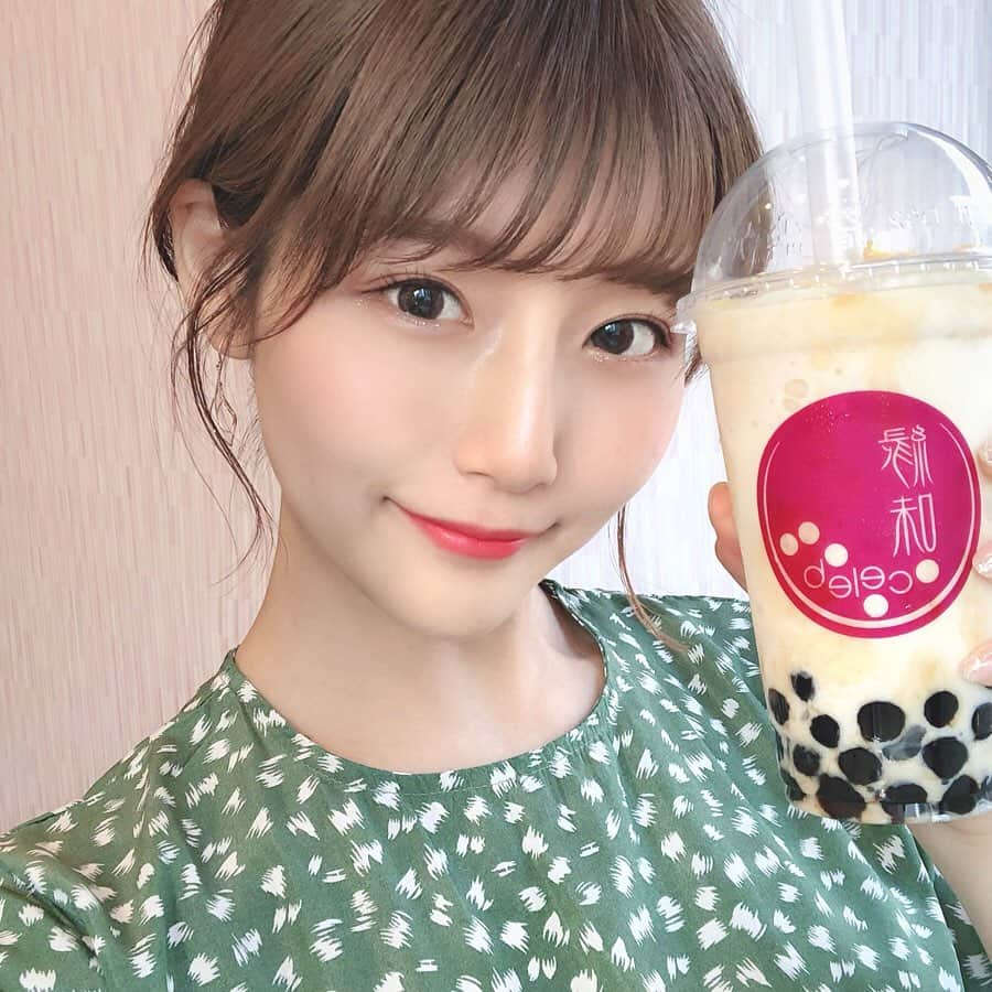 蒼川愛さんのインスタグラム写真 - (蒼川愛Instagram)「色んなお店のタピオカを飲むようになって、やっとこさ味の違いや自分のタピオカの好みがわかってきたの🤣❤️ 大きめでもちもちしたやつが好きなんだけど、セレブのタピオカすごい好みの感じだった！ . 香港から取り寄せたタピオカと茶葉を使ってるらしく素材にすごくこだわって作られてるんだって♡ さっぱり系もあるしミルクフォームが乗ってる甘々なやつもあるし、夏にはフローズンのタピオカも出るとかなんとか🤤🤤 . 上大岡駅に2店舗目がオープンするらしいのでお近くの方は是非🤤🙌🏻❤️ . . . #Celeb縁味#タピオカ」5月17日 18時24分 - tougarashi_suki