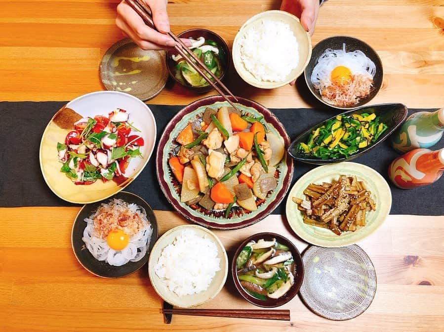 ステファニーさんのインスタグラム写真 - (ステファニーInstagram)「💑🍚❤️🇯🇵🌈 おうちご飯の定番の和食には お醤油は欠かせません。 今回はヤマサ"絹しょうゆ" シリーズの限定パッケージ商品を使った ご飯を作りました☺︎ 煮物や炒めなどで調理用としてはもちろん、 今回のマリネにはそのままを活かして。 味なめらか絹しょうゆ 味なめらか絹しょうゆ減塩。 二つのお醤油が、美味しい食卓に寄り添ってくれます❤︎ そしてご飯を作るときに減塩醤油があると、 健康面もきちんとケアできるのが、嬉しい。 夫婦仲良しの秘訣を聞かれることが多い私達ですが、 こうして美味しい食卓を二人一緒に囲むことも、きっと 大事な秘訣の一つなのかもしれないなぁ。 夫婦が寄り添うような可愛いパッケージのお醤油は キッチンにも映えます！ 是非2枚を見てみてね☺︎→ ・筑前煮 ・蛸とトマトの和風マリネ ・ごぼうのさっぱり炒め ・ピーマンの昆布和え ・オニオンスライス ・オクラと椎茸のお味噌汁 ・ご飯  #love #cooking #dinner #soysauce #おうちごはん #和食 #絹しょうゆ #よりそい醤油 #ヤマサ醤油 #PR #すてちゃんごはん」5月17日 18時35分 - steph_0928_