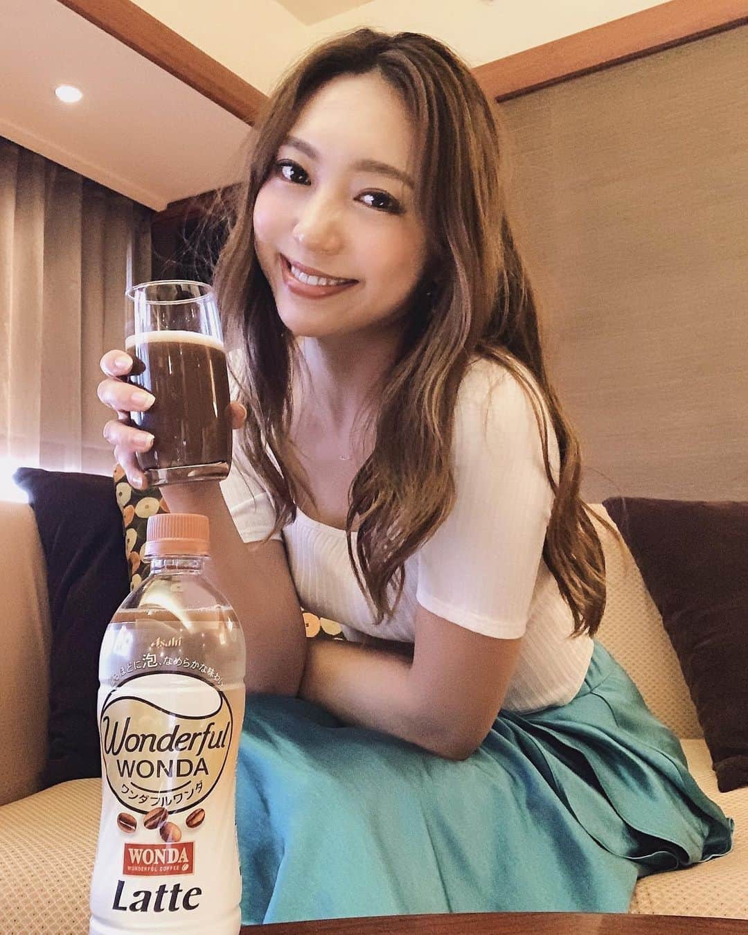 唯可（yuika）さんのインスタグラム写真 - (唯可（yuika）Instagram)「* ブラックはたまにしか飲まないけど  このくらいのほんのり甘いコーヒーが好き🥺 しかもこれは振って飲むと味がまろやかになるの☕️ 休憩中とか休日に飲んでホッとする時間が好き🧡 *  #ワンダフルワンダ投稿キャンペーン  のハッシュタグを付けて、 「オフの楽しみ方」を投稿すると抽選で ワンダフルワンダ１ケースが当たるみたいだよ🤤 1ケース当たるなんて🥺✨是非みんなも投稿してみてね🧡 * * *  #オフの楽しみ方#ワンダフルワンダ投稿キャンペーン#ワンダフルワンダ #オフタイム #ブレイクタイム #コーヒー #リラックスタイム #癒しの時間#PR #アサヒ飲料#休日#オフ#ホテル#旅行#インテリア」5月17日 18時28分 - yu.i.k.a