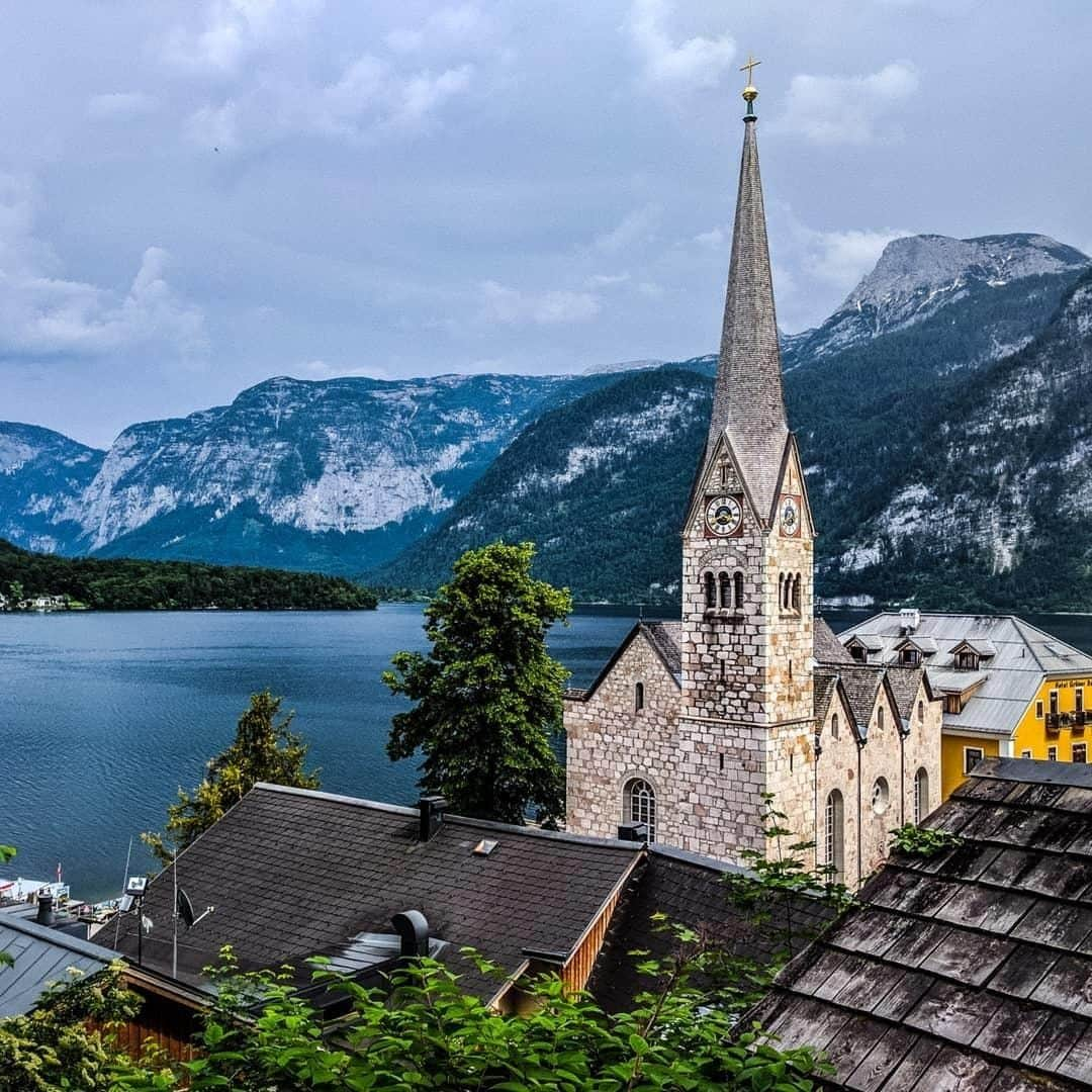 Lonely Planetさんのインスタグラム写真 - (Lonely PlanetInstagram)「This week's #lonelyplanet regram comes from @rahul.sharma11 who took this great shot in #Hallstatt, #Austria. With pastel-coloured houses casting shimmering reflections onto the looking-glass lake and with lofty mountains rearing up on all sides, Hallstatt’s beauty borders on the surreal and the sublime. Boats chug tranquilly across the lake from the train station to the village, situated precariously on a narrow stretch of land between mountain and shore. — Every week we regram a shot from our community. Tag yours with #lonelyplanet for a potential feature!」5月17日 18時30分 - lonelyplanet