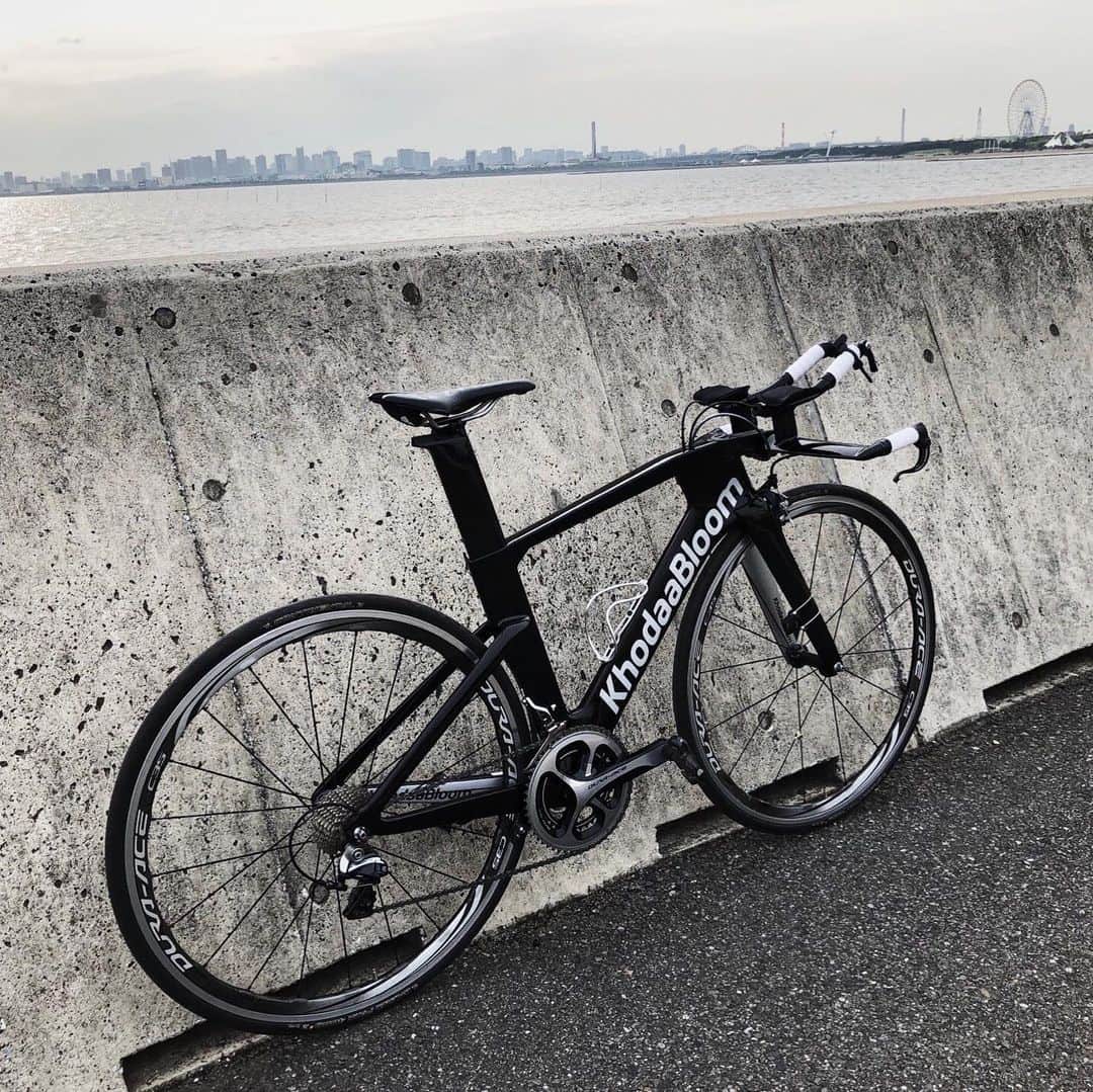 KhodaaBloomのインスタグラム：「抜群の直進安定性と日本人の足に合った剛性バランスによって、ライダーのパワーをレース終盤まで温存しながら高速巡航を可能にする最速の一台"FARNA TimeTrial" . ———————————— ☑︎ FARNA TimeTrial FrameSet　￥270,000+税 ———————————— . #KhodaaBloom #コーダーブルーム #FARNA」