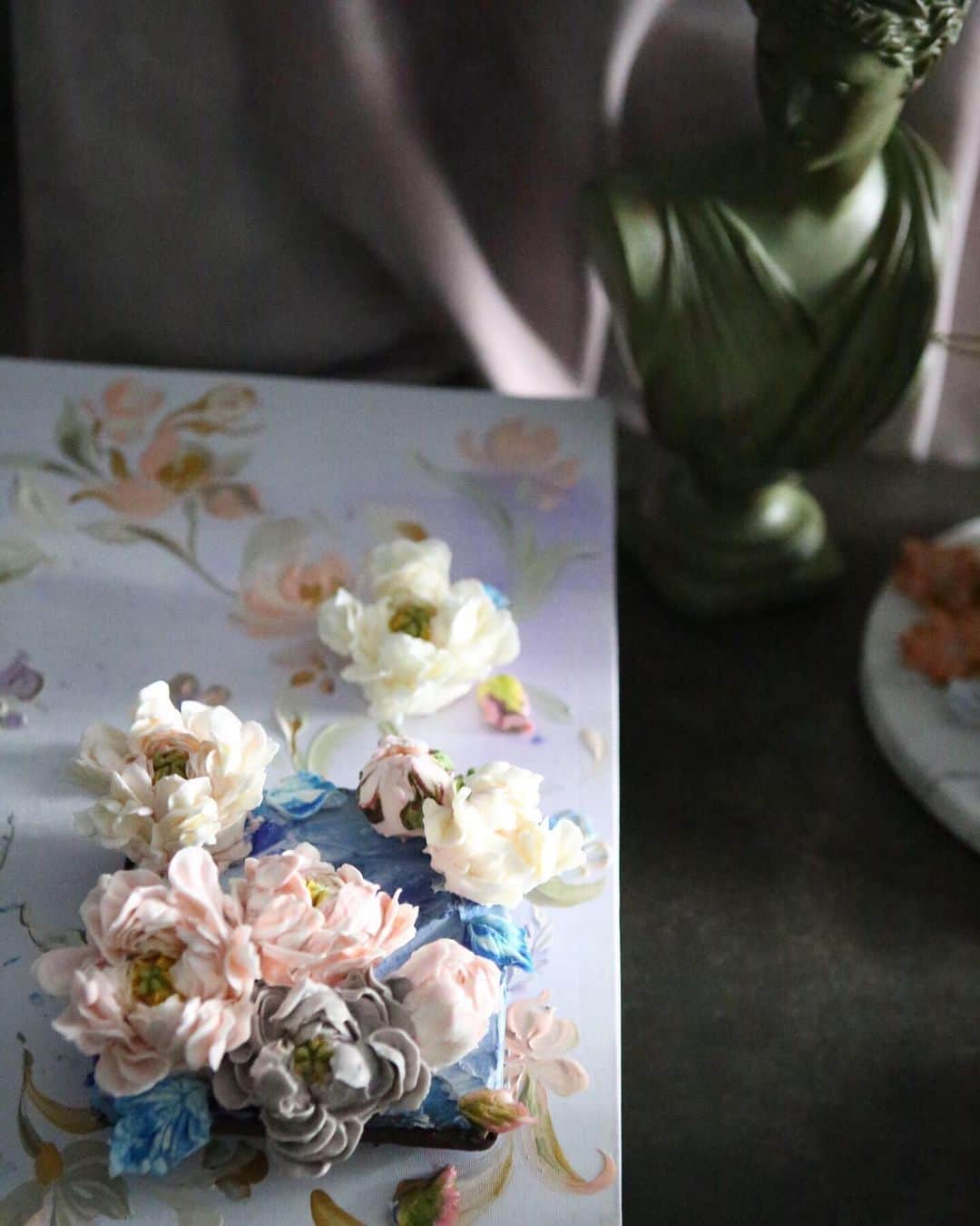 청담 수케이크 (atelier soo)さんのインスタグラム写真 - (청담 수케이크 (atelier soo)Instagram)「ㅡ Brazil student 🌸 오늘도부드럽고.참유쾌한날 ㅡ #flower #cake #flowercake #partycake #birthday #bouquet #buttercream #baking #wilton #weddingcake ㅡ www.soocake.com vkscl_energy@naver.com」5月17日 18時31分 - soocake_ully