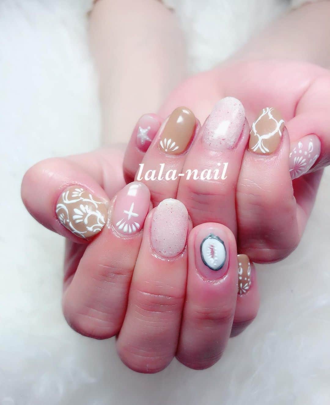 のインスタグラム：「ベージュに貝のアート🐚  夏みたいな天気🌞で嬉しい〜 早く夏来ないかな🤤  #nails #instanail #lalanail #turquoise #yokohama #jelnail #ねいる #手書きネイルアート #ネイリスト #ネイルアート#春ネイル #横浜 #大人ネイル #ネイルサロン #夏ネイル #ネイル #ニュアンスネイル #オリジナルカラー #セルフネイル  #ホームサロン #フットネイル #💅 #👣 #デザインネイル #定休日日曜日 #7500円 #パラジェル」